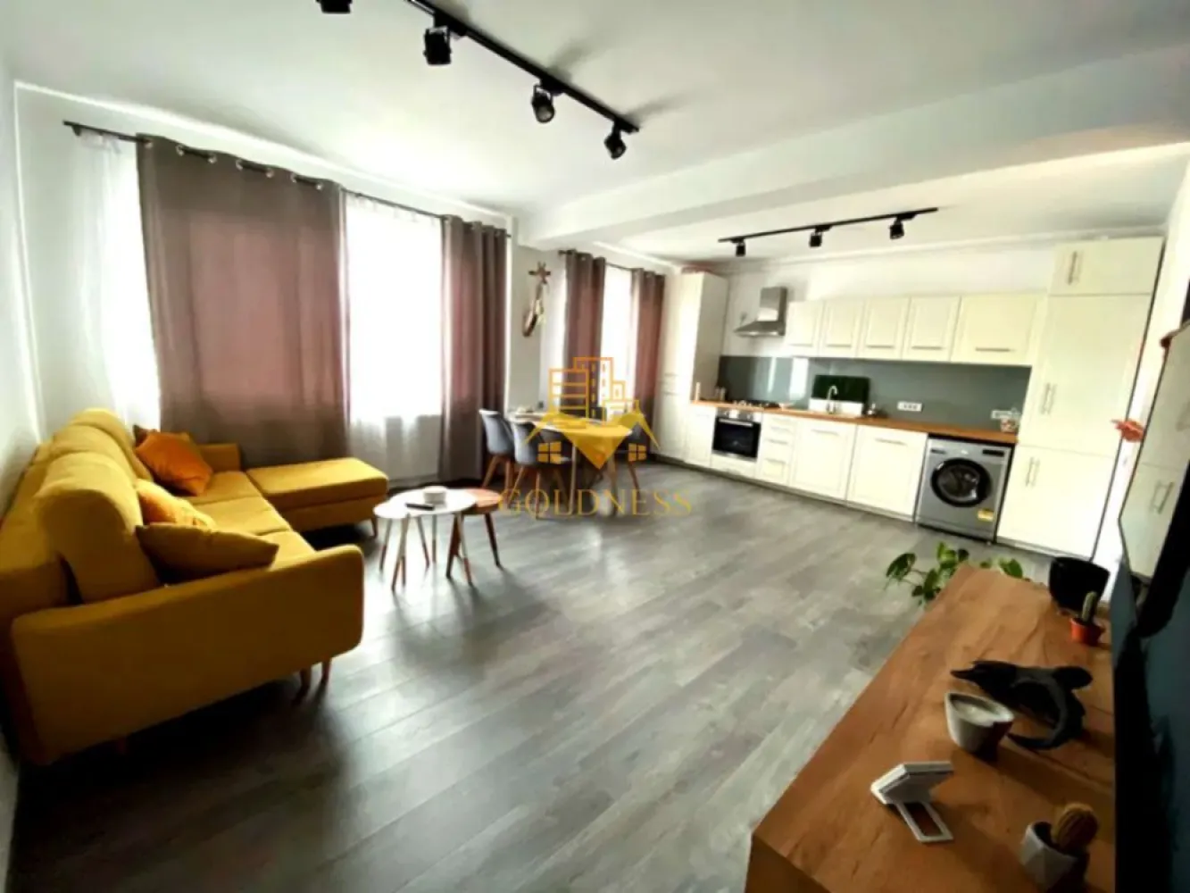 2 Camere Openspace, Petfriendly,Borhanci, Parcare, Modern, Profi. - GOLDNESS Imobiliare vă propune spre închiriere un apartament cu 2 camere complet mobilat și utilat, la etajul 1 într-un imobil de 3 etaje, în Cartierul Borhanci.
Apartamentul este Petfriendly.
Parcare inclusa!
Se află în apropierea stațiilor de transport în comun, magazine, restaurante, spații verzi, farmacii, etc. 

Apartamentul este compartimentat astfel:
 - dormitor cu pat matrimonial, dressing, noptiere
 - living cu bucatarie open space complet utilată și mobilată, canapea extensibilă, loc de servit masa 
 - baie cu cabina de dus, calorifer port prosop și dulap pentru depozitare.
 - balcon 5 mp.

Imobilul este dotat cu toate cele necesare- centrală proprie, frigider, aragaz, hotă, mașină de spălat haine, etc. 

Dacă sunteți interesați de acest apartament și doriți să îl vizionați, dar și pentru alte oferte nu ezitați să ne contactați telefonic sau prin e-mail. Vă stăm la dispoziție!
Pentru intermediere se percepe un comision de 50% din prețul chiriei!