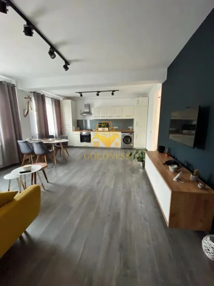 2 Camere Openspace, Petfriendly,Borhanci, Parcare, Modern, Profi. - GOLDNESS Imobiliare vă propune spre închiriere un apartament cu 2 camere complet mobilat și utilat, la etajul 1 într-un imobil de 3 etaje, în Cartierul Borhanci.
Apartamentul este Petfriendly.
Parcare inclusa!
Se află în apropierea stațiilor de transport în comun, magazine, restaurante, spații verzi, farmacii, etc. 

Apartamentul este compartimentat astfel:
 - dormitor cu pat matrimonial, dressing, noptiere
 - living cu bucatarie open space complet utilată și mobilată, canapea extensibilă, loc de servit masa 
 - baie cu cabina de dus, calorifer port prosop și dulap pentru depozitare.
 - balcon 5 mp.

Imobilul este dotat cu toate cele necesare- centrală proprie, frigider, aragaz, hotă, mașină de spălat haine, etc. 

Dacă sunteți interesați de acest apartament și doriți să îl vizionați, dar și pentru alte oferte nu ezitați să ne contactați telefonic sau prin e-mail. Vă stăm la dispoziție!
Pentru intermediere se percepe un comision de 50% din prețul chiriei!