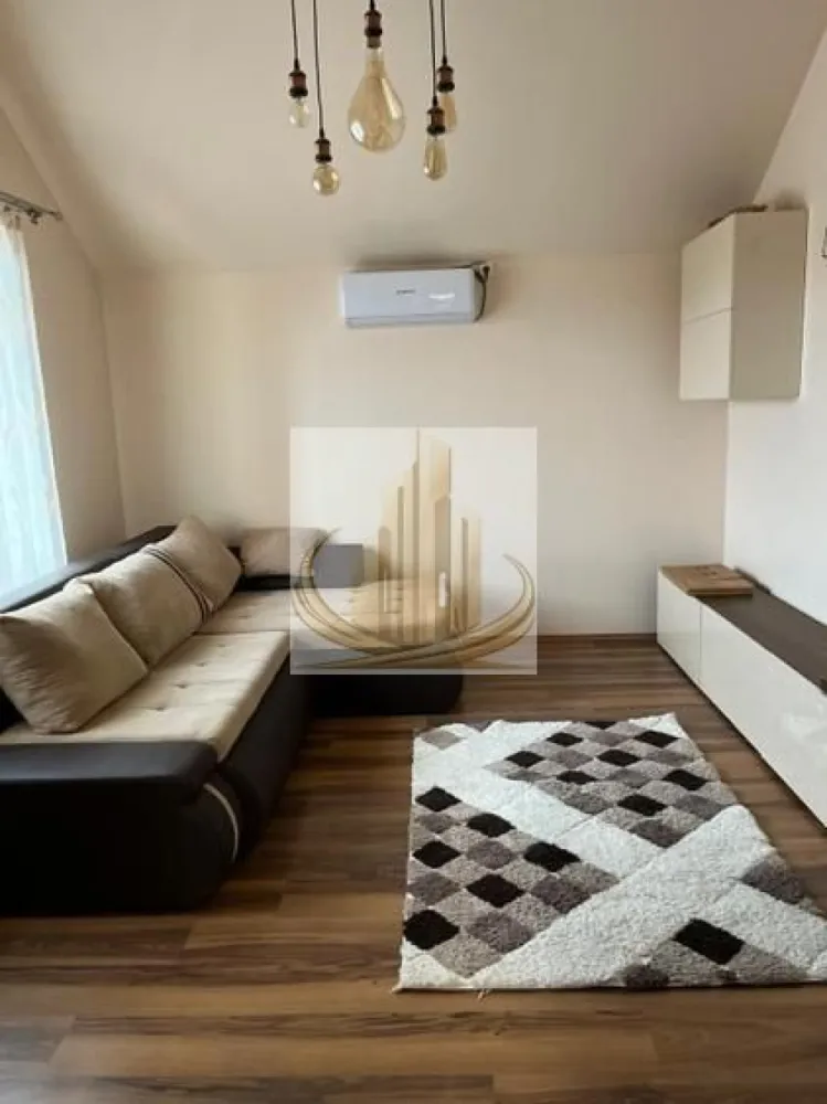 Ap 2 Cam | Etaj 1 | Mobilat, Utilat | Loc de parcare | Dumbravita - Echipa Grand Mobilis Imobiliare vă propune spre vânzare un apartament deosebit cu 2 camere, având o suprafață utilă de 57 mp, situat la etajul 1 al unui imobil tip casă cu regim de înălțime D+P+E, într-o zonă liniștită și foarte apreciată din apropierea Fropin, una dintre cele mai bine cotate zone rezidențiale din Timișoara.

Încă de la primul pas, apartamentul impresionează prin atmosfera sa caldă și primitoare. Amenajarea interioară a fost realizată cu atenție la fiecare detaliu, folosindu-se materiale de calitate, finisaje moderne și mobilier atent ales, completate de o paletă cromatică elegantă, care oferă locuinței un aspect rafinat și un ambient în care te simți imediat „acasă”.

Compartimentarea este eficientă și bine gândită, oferind spații luminoase și confortabile, ideale atât pentru un cuplu, cât și pentru o familie aflată la început de drum sau pentru cei care își doresc o locuință cochetă într-o zonă liniștită.

Confortul este asigurat de centrala termică proprie, iar în sezonul cald apartamentul beneficiază de aer condiționat, oferind o temperatură optimă indiferent de anotimp.

Locuința se vinde complet mobilată și utilată, exact cum se prezintă, fiind pregătită pentru mutare imediată, fără costuri suplimentare sau alte investiții. În plus, proprietatea dispune de loc de parcare în curtea interioară, un avantaj important care oferă siguranță și confort în fiecare zi.

Unul dintre cele mai mari avantaje ale acestui apartament îl reprezintă poziționarea excelentă. Amplasat într-o zonă foarte liniștită, dar extrem de bine conectată, acesta se află la doar câteva minute de mers pe jos de Fropin, Lidl, Profi, restaurante, cafenele, brutării și patiserii, farmacii, școli, grădinițe și stații ale mijloacelor de transport în comun. De asemenea, accesul către principalele artere ale orașului și către numeroase puncte de interes este rapid și facil, făcând această proprietate ideală pentru un stil de viață activ.

Datorită finisajelor moderne, stării impecabile, faptului că se vinde complet mobilat și utilat, dar mai ales poziției excelente, această proprietate reprezintă o alegere inspirată atât pentru locuire, cât și pentru investiție. Apartamentele disponibile într-o astfel de zonă, cu acest nivel de confort și într-o stare atât de bună, apar rar pe piață și se bucură de o cerere ridicată atât la vânzare, cât și la închiriere.

Pentru mai multe informații și programarea unei vizionări, vă invităm să contactați echipa Grand Mobilis Imobiliare! 
ID Intern: CP3218043