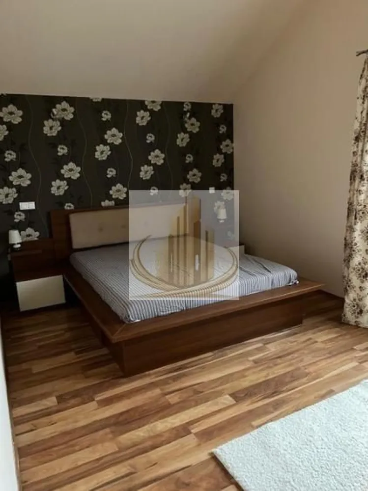 Ap 2 Cam | Etaj 1 | Mobilat, Utilat | Loc de parcare | Dumbravita - Echipa Grand Mobilis Imobiliare vă propune spre vânzare un apartament deosebit cu 2 camere, având o suprafață utilă de 57 mp, situat la etajul 1 al unui imobil tip casă cu regim de înălțime D+P+E, într-o zonă liniștită și foarte apreciată din apropierea Fropin, una dintre cele mai bine cotate zone rezidențiale din Timișoara.

Încă de la primul pas, apartamentul impresionează prin atmosfera sa caldă și primitoare. Amenajarea interioară a fost realizată cu atenție la fiecare detaliu, folosindu-se materiale de calitate, finisaje moderne și mobilier atent ales, completate de o paletă cromatică elegantă, care oferă locuinței un aspect rafinat și un ambient în care te simți imediat „acasă”.

Compartimentarea este eficientă și bine gândită, oferind spații luminoase și confortabile, ideale atât pentru un cuplu, cât și pentru o familie aflată la început de drum sau pentru cei care își doresc o locuință cochetă într-o zonă liniștită.

Confortul este asigurat de centrala termică proprie, iar în sezonul cald apartamentul beneficiază de aer condiționat, oferind o temperatură optimă indiferent de anotimp.

Locuința se vinde complet mobilată și utilată, exact cum se prezintă, fiind pregătită pentru mutare imediată, fără costuri suplimentare sau alte investiții. În plus, proprietatea dispune de loc de parcare în curtea interioară, un avantaj important care oferă siguranță și confort în fiecare zi.

Unul dintre cele mai mari avantaje ale acestui apartament îl reprezintă poziționarea excelentă. Amplasat într-o zonă foarte liniștită, dar extrem de bine conectată, acesta se află la doar câteva minute de mers pe jos de Fropin, Lidl, Profi, restaurante, cafenele, brutării și patiserii, farmacii, școli, grădinițe și stații ale mijloacelor de transport în comun. De asemenea, accesul către principalele artere ale orașului și către numeroase puncte de interes este rapid și facil, făcând această proprietate ideală pentru un stil de viață activ.

Datorită finisajelor moderne, stării impecabile, faptului că se vinde complet mobilat și utilat, dar mai ales poziției excelente, această proprietate reprezintă o alegere inspirată atât pentru locuire, cât și pentru investiție. Apartamentele disponibile într-o astfel de zonă, cu acest nivel de confort și într-o stare atât de bună, apar rar pe piață și se bucură de o cerere ridicată atât la vânzare, cât și la închiriere.

Pentru mai multe informații și programarea unei vizionări, vă invităm să contactați echipa Grand Mobilis Imobiliare! 
ID Intern: CP3218043