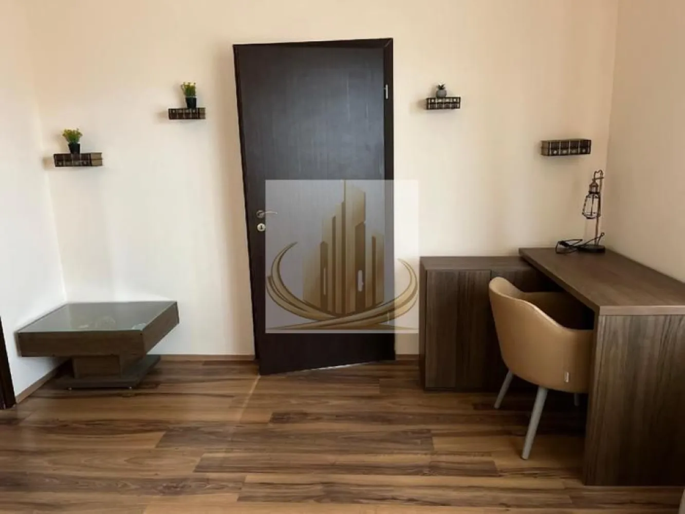 Ap 2 Cam | Etaj 1 | Mobilat, Utilat | Loc de parcare | Dumbravita - Echipa Grand Mobilis Imobiliare vă propune spre vânzare un apartament deosebit cu 2 camere, având o suprafață utilă de 57 mp, situat la etajul 1 al unui imobil tip casă cu regim de înălțime D+P+E, într-o zonă liniștită și foarte apreciată din apropierea Fropin, una dintre cele mai bine cotate zone rezidențiale din Timișoara.

Încă de la primul pas, apartamentul impresionează prin atmosfera sa caldă și primitoare. Amenajarea interioară a fost realizată cu atenție la fiecare detaliu, folosindu-se materiale de calitate, finisaje moderne și mobilier atent ales, completate de o paletă cromatică elegantă, care oferă locuinței un aspect rafinat și un ambient în care te simți imediat „acasă”.

Compartimentarea este eficientă și bine gândită, oferind spații luminoase și confortabile, ideale atât pentru un cuplu, cât și pentru o familie aflată la început de drum sau pentru cei care își doresc o locuință cochetă într-o zonă liniștită.

Confortul este asigurat de centrala termică proprie, iar în sezonul cald apartamentul beneficiază de aer condiționat, oferind o temperatură optimă indiferent de anotimp.

Locuința se vinde complet mobilată și utilată, exact cum se prezintă, fiind pregătită pentru mutare imediată, fără costuri suplimentare sau alte investiții. În plus, proprietatea dispune de loc de parcare în curtea interioară, un avantaj important care oferă siguranță și confort în fiecare zi.

Unul dintre cele mai mari avantaje ale acestui apartament îl reprezintă poziționarea excelentă. Amplasat într-o zonă foarte liniștită, dar extrem de bine conectată, acesta se află la doar câteva minute de mers pe jos de Fropin, Lidl, Profi, restaurante, cafenele, brutării și patiserii, farmacii, școli, grădinițe și stații ale mijloacelor de transport în comun. De asemenea, accesul către principalele artere ale orașului și către numeroase puncte de interes este rapid și facil, făcând această proprietate ideală pentru un stil de viață activ.

Datorită finisajelor moderne, stării impecabile, faptului că se vinde complet mobilat și utilat, dar mai ales poziției excelente, această proprietate reprezintă o alegere inspirată atât pentru locuire, cât și pentru investiție. Apartamentele disponibile într-o astfel de zonă, cu acest nivel de confort și într-o stare atât de bună, apar rar pe piață și se bucură de o cerere ridicată atât la vânzare, cât și la închiriere.

Pentru mai multe informații și programarea unei vizionări, vă invităm să contactați echipa Grand Mobilis Imobiliare! 
ID Intern: CP3218043