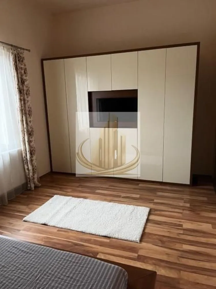Ap 2 Cam | Etaj 1 | Mobilat, Utilat | Loc de parcare | Dumbravita - Echipa Grand Mobilis Imobiliare vă propune spre vânzare un apartament deosebit cu 2 camere, având o suprafață utilă de 57 mp, situat la etajul 1 al unui imobil tip casă cu regim de înălțime D+P+E, într-o zonă liniștită și foarte apreciată din apropierea Fropin, una dintre cele mai bine cotate zone rezidențiale din Timișoara.

Încă de la primul pas, apartamentul impresionează prin atmosfera sa caldă și primitoare. Amenajarea interioară a fost realizată cu atenție la fiecare detaliu, folosindu-se materiale de calitate, finisaje moderne și mobilier atent ales, completate de o paletă cromatică elegantă, care oferă locuinței un aspect rafinat și un ambient în care te simți imediat „acasă”.

Compartimentarea este eficientă și bine gândită, oferind spații luminoase și confortabile, ideale atât pentru un cuplu, cât și pentru o familie aflată la început de drum sau pentru cei care își doresc o locuință cochetă într-o zonă liniștită.

Confortul este asigurat de centrala termică proprie, iar în sezonul cald apartamentul beneficiază de aer condiționat, oferind o temperatură optimă indiferent de anotimp.

Locuința se vinde complet mobilată și utilată, exact cum se prezintă, fiind pregătită pentru mutare imediată, fără costuri suplimentare sau alte investiții. În plus, proprietatea dispune de loc de parcare în curtea interioară, un avantaj important care oferă siguranță și confort în fiecare zi.

Unul dintre cele mai mari avantaje ale acestui apartament îl reprezintă poziționarea excelentă. Amplasat într-o zonă foarte liniștită, dar extrem de bine conectată, acesta se află la doar câteva minute de mers pe jos de Fropin, Lidl, Profi, restaurante, cafenele, brutării și patiserii, farmacii, școli, grădinițe și stații ale mijloacelor de transport în comun. De asemenea, accesul către principalele artere ale orașului și către numeroase puncte de interes este rapid și facil, făcând această proprietate ideală pentru un stil de viață activ.

Datorită finisajelor moderne, stării impecabile, faptului că se vinde complet mobilat și utilat, dar mai ales poziției excelente, această proprietate reprezintă o alegere inspirată atât pentru locuire, cât și pentru investiție. Apartamentele disponibile într-o astfel de zonă, cu acest nivel de confort și într-o stare atât de bună, apar rar pe piață și se bucură de o cerere ridicată atât la vânzare, cât și la închiriere.

Pentru mai multe informații și programarea unei vizionări, vă invităm să contactați echipa Grand Mobilis Imobiliare! 
ID Intern: CP3218043