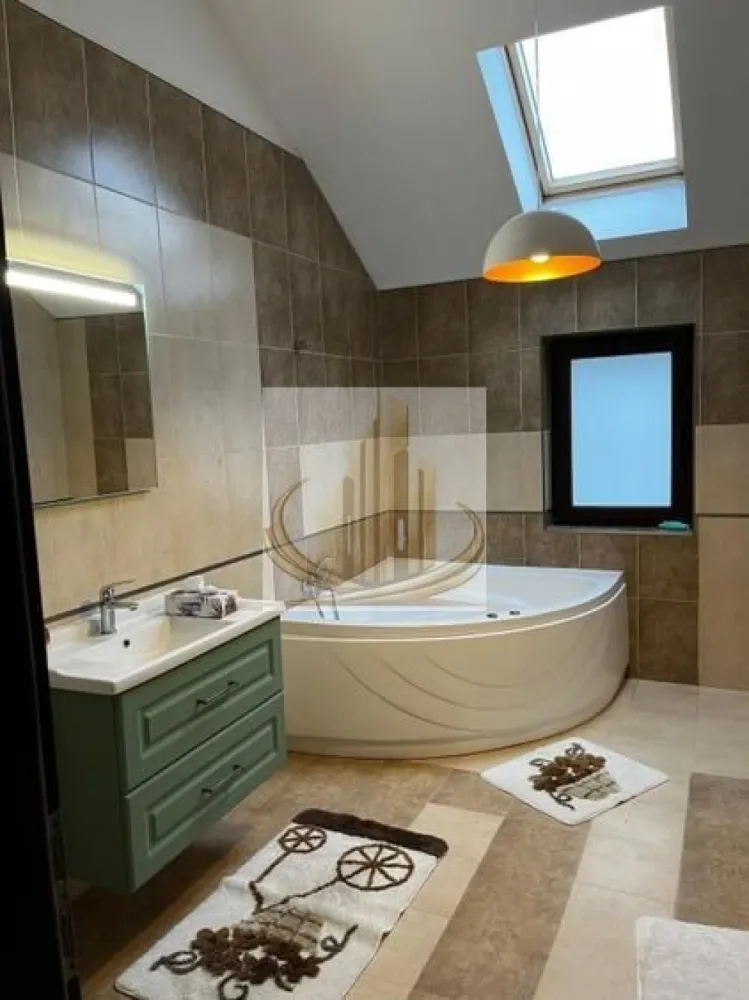 Ap 2 Cam | Etaj 1 | Mobilat, Utilat | Loc de parcare | Dumbravita - Echipa Grand Mobilis Imobiliare vă propune spre vânzare un apartament deosebit cu 2 camere, având o suprafață utilă de 57 mp, situat la etajul 1 al unui imobil tip casă cu regim de înălțime D+P+E, într-o zonă liniștită și foarte apreciată din apropierea Fropin, una dintre cele mai bine cotate zone rezidențiale din Timișoara.

Încă de la primul pas, apartamentul impresionează prin atmosfera sa caldă și primitoare. Amenajarea interioară a fost realizată cu atenție la fiecare detaliu, folosindu-se materiale de calitate, finisaje moderne și mobilier atent ales, completate de o paletă cromatică elegantă, care oferă locuinței un aspect rafinat și un ambient în care te simți imediat „acasă”.

Compartimentarea este eficientă și bine gândită, oferind spații luminoase și confortabile, ideale atât pentru un cuplu, cât și pentru o familie aflată la început de drum sau pentru cei care își doresc o locuință cochetă într-o zonă liniștită.

Confortul este asigurat de centrala termică proprie, iar în sezonul cald apartamentul beneficiază de aer condiționat, oferind o temperatură optimă indiferent de anotimp.

Locuința se vinde complet mobilată și utilată, exact cum se prezintă, fiind pregătită pentru mutare imediată, fără costuri suplimentare sau alte investiții. În plus, proprietatea dispune de loc de parcare în curtea interioară, un avantaj important care oferă siguranță și confort în fiecare zi.

Unul dintre cele mai mari avantaje ale acestui apartament îl reprezintă poziționarea excelentă. Amplasat într-o zonă foarte liniștită, dar extrem de bine conectată, acesta se află la doar câteva minute de mers pe jos de Fropin, Lidl, Profi, restaurante, cafenele, brutării și patiserii, farmacii, școli, grădinițe și stații ale mijloacelor de transport în comun. De asemenea, accesul către principalele artere ale orașului și către numeroase puncte de interes este rapid și facil, făcând această proprietate ideală pentru un stil de viață activ.

Datorită finisajelor moderne, stării impecabile, faptului că se vinde complet mobilat și utilat, dar mai ales poziției excelente, această proprietate reprezintă o alegere inspirată atât pentru locuire, cât și pentru investiție. Apartamentele disponibile într-o astfel de zonă, cu acest nivel de confort și într-o stare atât de bună, apar rar pe piață și se bucură de o cerere ridicată atât la vânzare, cât și la închiriere.

Pentru mai multe informații și programarea unei vizionări, vă invităm să contactați echipa Grand Mobilis Imobiliare! 
ID Intern: CP3218043