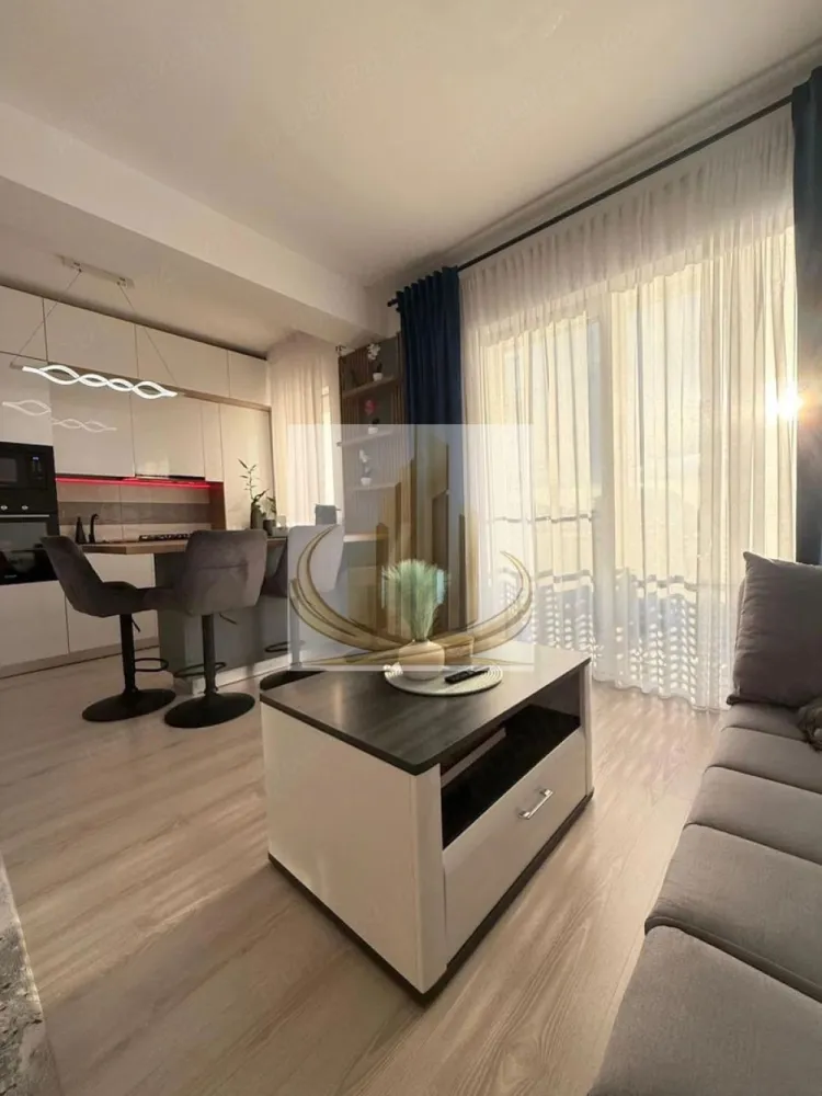 🏡 Apartament modern 2 camere - 🏡Grand Mobilis Imobiliare vă propune spre vânzare un apartament modern cu 2 camere, situat în Giroc, într-un bloc construit în anul 2017. Proprietatea este amplasată la etajul 2 din 3, într-o zonă liniștită, cu acces integral pe drum asfaltat și conexiune rapidă către Timișoara.

Suprafață utilă: 49,8 mp + balcon

Compartimentare:

* Living open-space cu bucătărie;
* Dormitor;
* Baie;
* Hol;
* Balcon.

Apartamentul se vinde complet mobilat și utilat, fiind renovat integral și amenajat cu mobilier realizat la comandă, care oferă un design modern și numeroase spații de depozitare. Proprietatea este pregătită pentru mutare imediată, fără a necesita investiții suplimentare. (Se păstrează doar mobilierul de pe balcon+ maxima de spălat+ uscatorul)

Dotări:

* Încălzire în pardoseală;
* Aer condiționat;
* Bucătărie complet echipată cu electrocasnice încorporate Pyramis și Samsung;
* Mobilier modern în living cu iluminare LED integrată;
* Iluminare ambientală LED în zona bucătăriei;
* Loc de parcare înscris în Cartea Funciară.

Avantajele zonei:

* Zonă liniștită, ideală pentru locuit;
* Parc pentru copii în apropiere;
* Supermarket Profi la câteva minute de mers pe jos;
* Stație de transport public în proximitate;
* Acces rapid către Timișoara;
* Cheltuieli reduse de întreținere și vecini liniștiți.

Această proprietate reprezintă o alegere excelentă atât pentru locuință proprie, cât și pentru investiție, datorită amplasării, finisajelor moderne și dotărilor premium.

Preț: 105,000€

📞 Pentru mai multe informații sau pentru programarea unei vizionări, echipa Grand Mobilis Imobiliare vă stă cu drag la dispoziție! 
CP3228024