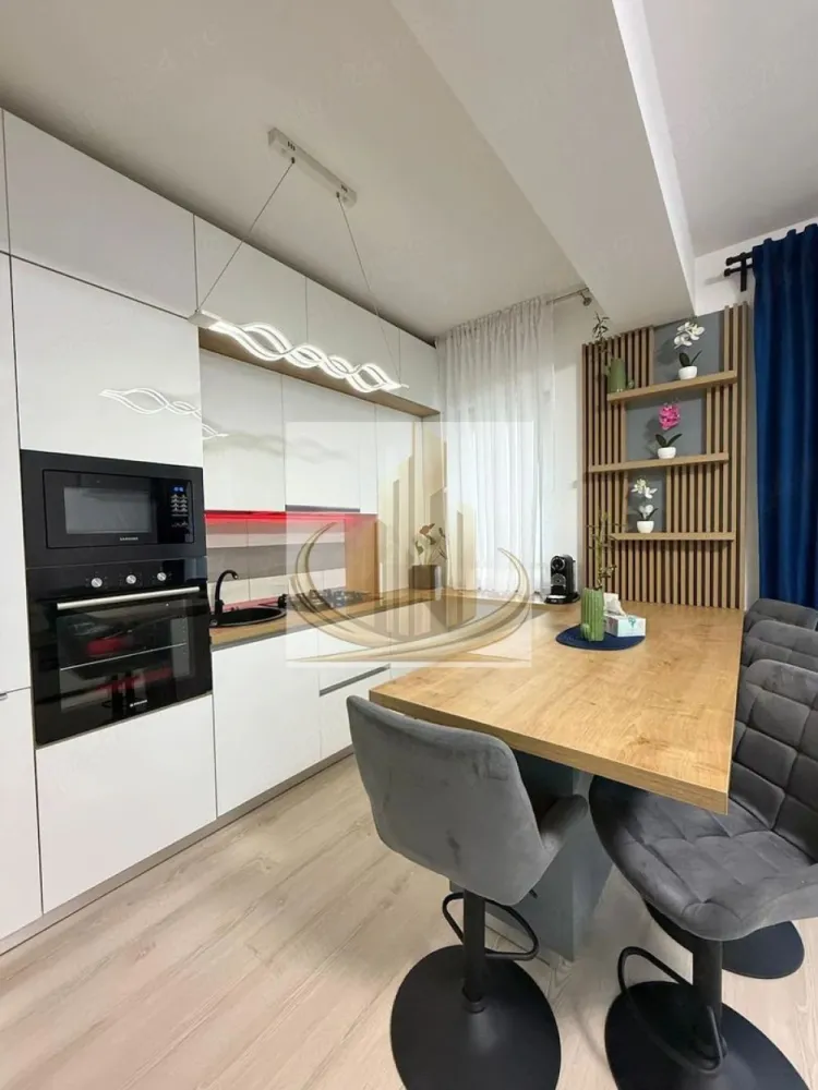 🏡 Apartament modern 2 camere - 🏡Grand Mobilis Imobiliare vă propune spre vânzare un apartament modern cu 2 camere, situat în Giroc, într-un bloc construit în anul 2017. Proprietatea este amplasată la etajul 2 din 3, într-o zonă liniștită, cu acces integral pe drum asfaltat și conexiune rapidă către Timișoara.

Suprafață utilă: 49,8 mp + balcon

Compartimentare:

* Living open-space cu bucătărie;
* Dormitor;
* Baie;
* Hol;
* Balcon.

Apartamentul se vinde complet mobilat și utilat, fiind renovat integral și amenajat cu mobilier realizat la comandă, care oferă un design modern și numeroase spații de depozitare. Proprietatea este pregătită pentru mutare imediată, fără a necesita investiții suplimentare. (Se păstrează doar mobilierul de pe balcon+ maxima de spălat+ uscatorul)

Dotări:

* Încălzire în pardoseală;
* Aer condiționat;
* Bucătărie complet echipată cu electrocasnice încorporate Pyramis și Samsung;
* Mobilier modern în living cu iluminare LED integrată;
* Iluminare ambientală LED în zona bucătăriei;
* Loc de parcare înscris în Cartea Funciară.

Avantajele zonei:

* Zonă liniștită, ideală pentru locuit;
* Parc pentru copii în apropiere;
* Supermarket Profi la câteva minute de mers pe jos;
* Stație de transport public în proximitate;
* Acces rapid către Timișoara;
* Cheltuieli reduse de întreținere și vecini liniștiți.

Această proprietate reprezintă o alegere excelentă atât pentru locuință proprie, cât și pentru investiție, datorită amplasării, finisajelor moderne și dotărilor premium.

Preț: 105,000€

📞 Pentru mai multe informații sau pentru programarea unei vizionări, echipa Grand Mobilis Imobiliare vă stă cu drag la dispoziție! 
CP3228024