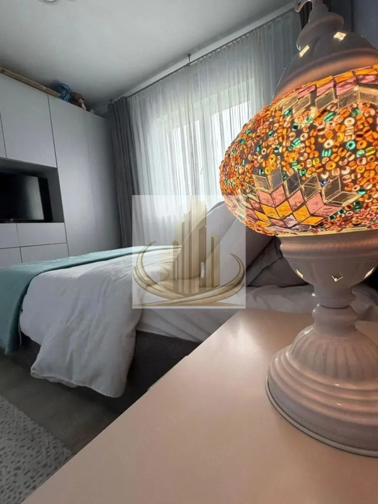 🏡 Apartament modern 2 camere - 🏡Grand Mobilis Imobiliare vă propune spre vânzare un apartament modern cu 2 camere, situat în Giroc, într-un bloc construit în anul 2017. Proprietatea este amplasată la etajul 2 din 3, într-o zonă liniștită, cu acces integral pe drum asfaltat și conexiune rapidă către Timișoara.

Suprafață utilă: 49,8 mp + balcon

Compartimentare:

* Living open-space cu bucătărie;
* Dormitor;
* Baie;
* Hol;
* Balcon.

Apartamentul se vinde complet mobilat și utilat, fiind renovat integral și amenajat cu mobilier realizat la comandă, care oferă un design modern și numeroase spații de depozitare. Proprietatea este pregătită pentru mutare imediată, fără a necesita investiții suplimentare. (Se păstrează doar mobilierul de pe balcon+ maxima de spălat+ uscatorul)

Dotări:

* Încălzire în pardoseală;
* Aer condiționat;
* Bucătărie complet echipată cu electrocasnice încorporate Pyramis și Samsung;
* Mobilier modern în living cu iluminare LED integrată;
* Iluminare ambientală LED în zona bucătăriei;
* Loc de parcare înscris în Cartea Funciară.

Avantajele zonei:

* Zonă liniștită, ideală pentru locuit;
* Parc pentru copii în apropiere;
* Supermarket Profi la câteva minute de mers pe jos;
* Stație de transport public în proximitate;
* Acces rapid către Timișoara;
* Cheltuieli reduse de întreținere și vecini liniștiți.

Această proprietate reprezintă o alegere excelentă atât pentru locuință proprie, cât și pentru investiție, datorită amplasării, finisajelor moderne și dotărilor premium.

Preț: 105,000€

📞 Pentru mai multe informații sau pentru programarea unei vizionări, echipa Grand Mobilis Imobiliare vă stă cu drag la dispoziție! 
CP3228024