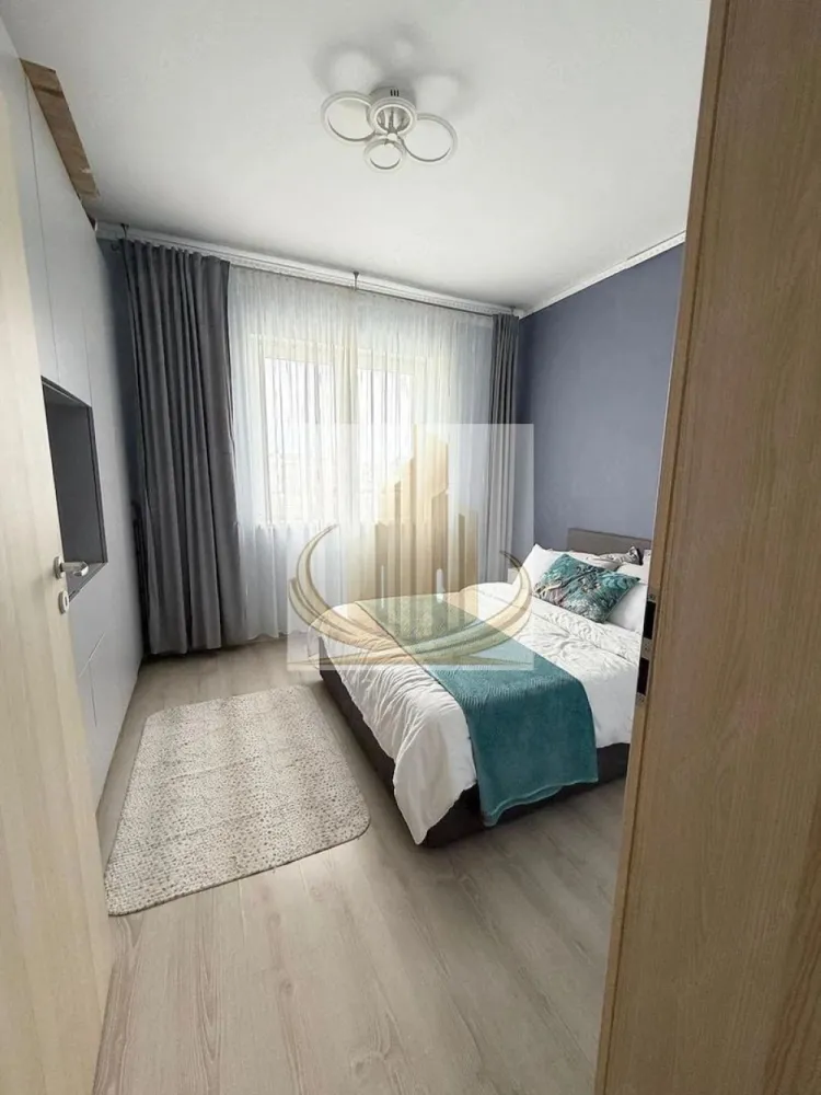 🏡 Apartament modern 2 camere - 🏡Grand Mobilis Imobiliare vă propune spre vânzare un apartament modern cu 2 camere, situat în Giroc, într-un bloc construit în anul 2017. Proprietatea este amplasată la etajul 2 din 3, într-o zonă liniștită, cu acces integral pe drum asfaltat și conexiune rapidă către Timișoara.

Suprafață utilă: 49,8 mp + balcon

Compartimentare:

* Living open-space cu bucătărie;
* Dormitor;
* Baie;
* Hol;
* Balcon.

Apartamentul se vinde complet mobilat și utilat, fiind renovat integral și amenajat cu mobilier realizat la comandă, care oferă un design modern și numeroase spații de depozitare. Proprietatea este pregătită pentru mutare imediată, fără a necesita investiții suplimentare. (Se păstrează doar mobilierul de pe balcon+ maxima de spălat+ uscatorul)

Dotări:

* Încălzire în pardoseală;
* Aer condiționat;
* Bucătărie complet echipată cu electrocasnice încorporate Pyramis și Samsung;
* Mobilier modern în living cu iluminare LED integrată;
* Iluminare ambientală LED în zona bucătăriei;
* Loc de parcare înscris în Cartea Funciară.

Avantajele zonei:

* Zonă liniștită, ideală pentru locuit;
* Parc pentru copii în apropiere;
* Supermarket Profi la câteva minute de mers pe jos;
* Stație de transport public în proximitate;
* Acces rapid către Timișoara;
* Cheltuieli reduse de întreținere și vecini liniștiți.

Această proprietate reprezintă o alegere excelentă atât pentru locuință proprie, cât și pentru investiție, datorită amplasării, finisajelor moderne și dotărilor premium.

Preț: 105,000€

📞 Pentru mai multe informații sau pentru programarea unei vizionări, echipa Grand Mobilis Imobiliare vă stă cu drag la dispoziție! 
CP3228024