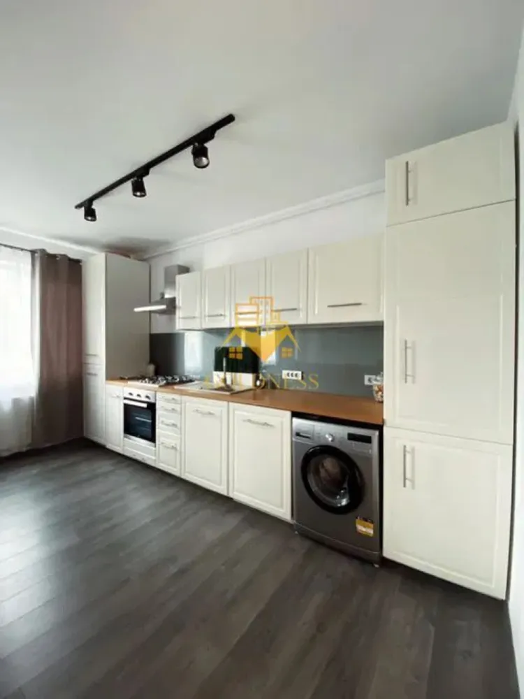 2 Camere Openspace, Petfriendly,Borhanci, Parcare, Modern, Profi. - GOLDNESS Imobiliare vă propune spre închiriere un apartament cu 2 camere complet mobilat și utilat, la etajul 1 într-un imobil de 3 etaje, în Cartierul Borhanci.
Apartamentul este Petfriendly.
Parcare inclusa!
Se află în apropierea stațiilor de transport în comun, magazine, restaurante, spații verzi, farmacii, etc. 

Apartamentul este compartimentat astfel:
 - dormitor cu pat matrimonial, dressing, noptiere
 - living cu bucatarie open space complet utilată și mobilată, canapea extensibilă, loc de servit masa 
 - baie cu cabina de dus, calorifer port prosop și dulap pentru depozitare.
 - balcon 5 mp.

Imobilul este dotat cu toate cele necesare- centrală proprie, frigider, aragaz, hotă, mașină de spălat haine, etc. 

Dacă sunteți interesați de acest apartament și doriți să îl vizionați, dar și pentru alte oferte nu ezitați să ne contactați telefonic sau prin e-mail. Vă stăm la dispoziție!
Pentru intermediere se percepe un comision de 50% din prețul chiriei!