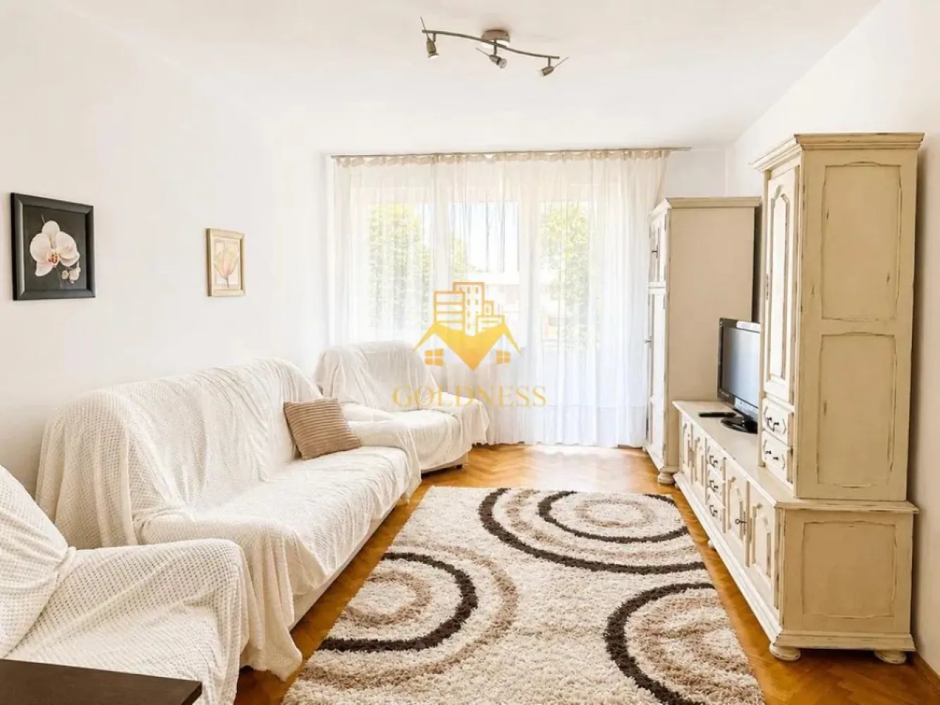 2 camere, Zona Kaufland, Lidl, Detunata, Gheorgheni - GOLDNESS Imobiliare vă propune spre închiriere un apartament cu 2 camere complet mobilat și utilat, la etajul 4 într-un imobil de 4 etaje, în cartierul Gheorgheni. Apartamentul este compartimentat astfel:
 - dormitor cu pat matrimonial, dressing, noptiere
 - living cu canapea extensibila, spatiu pt depozitare.
 - bucatarie complet mobilata si utilata
 - baie cu cabina de dus, calorifer port prosop inox și dulap pentru depozitare.

Imobilul este dotat cu toate cele necesare- centrală proprie, mașină de spălat haine, frigider, aragaz, etc. 
Se află în apropierea stațiilor de transport în comun, magazine, restaurante, spații verzi, farmacii, etc. 

Dacă sunteți interesați de acest apartament și doriți să îl vizionați, dar și pentru alte oferte sau detalii nu ezitați să ne contactați telefonic sau prin e-mail - goldnessimobiliare@gmail.com. Vă stăm la dispoziție!
