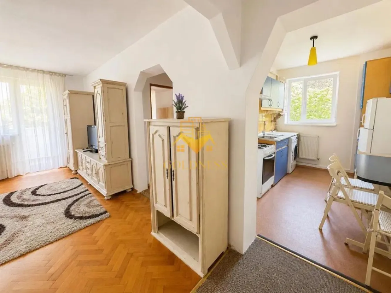 2 camere, Zona Kaufland, Lidl, Detunata, Gheorgheni - GOLDNESS Imobiliare vă propune spre închiriere un apartament cu 2 camere complet mobilat și utilat, la etajul 4 într-un imobil de 4 etaje, în cartierul Gheorgheni. Apartamentul este compartimentat astfel:
 - dormitor cu pat matrimonial, dressing, noptiere
 - living cu canapea extensibila, spatiu pt depozitare.
 - bucatarie complet mobilata si utilata
 - baie cu cabina de dus, calorifer port prosop inox și dulap pentru depozitare.

Imobilul este dotat cu toate cele necesare- centrală proprie, mașină de spălat haine, frigider, aragaz, etc. 
Se află în apropierea stațiilor de transport în comun, magazine, restaurante, spații verzi, farmacii, etc. 

Dacă sunteți interesați de acest apartament și doriți să îl vizionați, dar și pentru alte oferte sau detalii nu ezitați să ne contactați telefonic sau prin e-mail - goldnessimobiliare@gmail.com. Vă stăm la dispoziție!