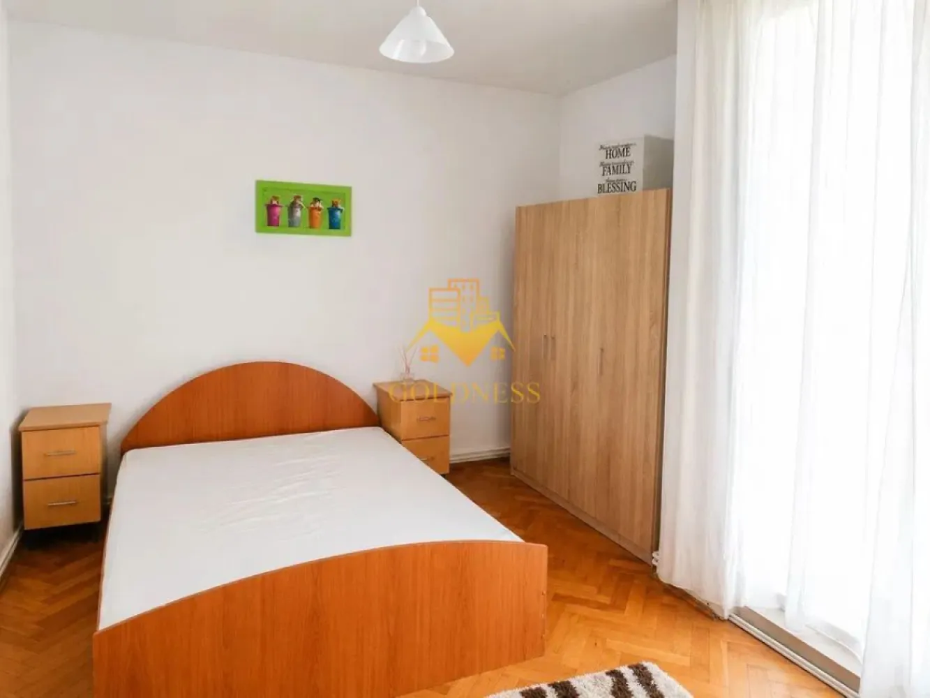 2 camere, Zona Kaufland, Lidl, Detunata, Gheorgheni - GOLDNESS Imobiliare vă propune spre închiriere un apartament cu 2 camere complet mobilat și utilat, la etajul 4 într-un imobil de 4 etaje, în cartierul Gheorgheni. Apartamentul este compartimentat astfel:
 - dormitor cu pat matrimonial, dressing, noptiere
 - living cu canapea extensibila, spatiu pt depozitare.
 - bucatarie complet mobilata si utilata
 - baie cu cabina de dus, calorifer port prosop inox și dulap pentru depozitare.

Imobilul este dotat cu toate cele necesare- centrală proprie, mașină de spălat haine, frigider, aragaz, etc. 
Se află în apropierea stațiilor de transport în comun, magazine, restaurante, spații verzi, farmacii, etc. 

Dacă sunteți interesați de acest apartament și doriți să îl vizionați, dar și pentru alte oferte sau detalii nu ezitați să ne contactați telefonic sau prin e-mail - goldnessimobiliare@gmail.com. Vă stăm la dispoziție!