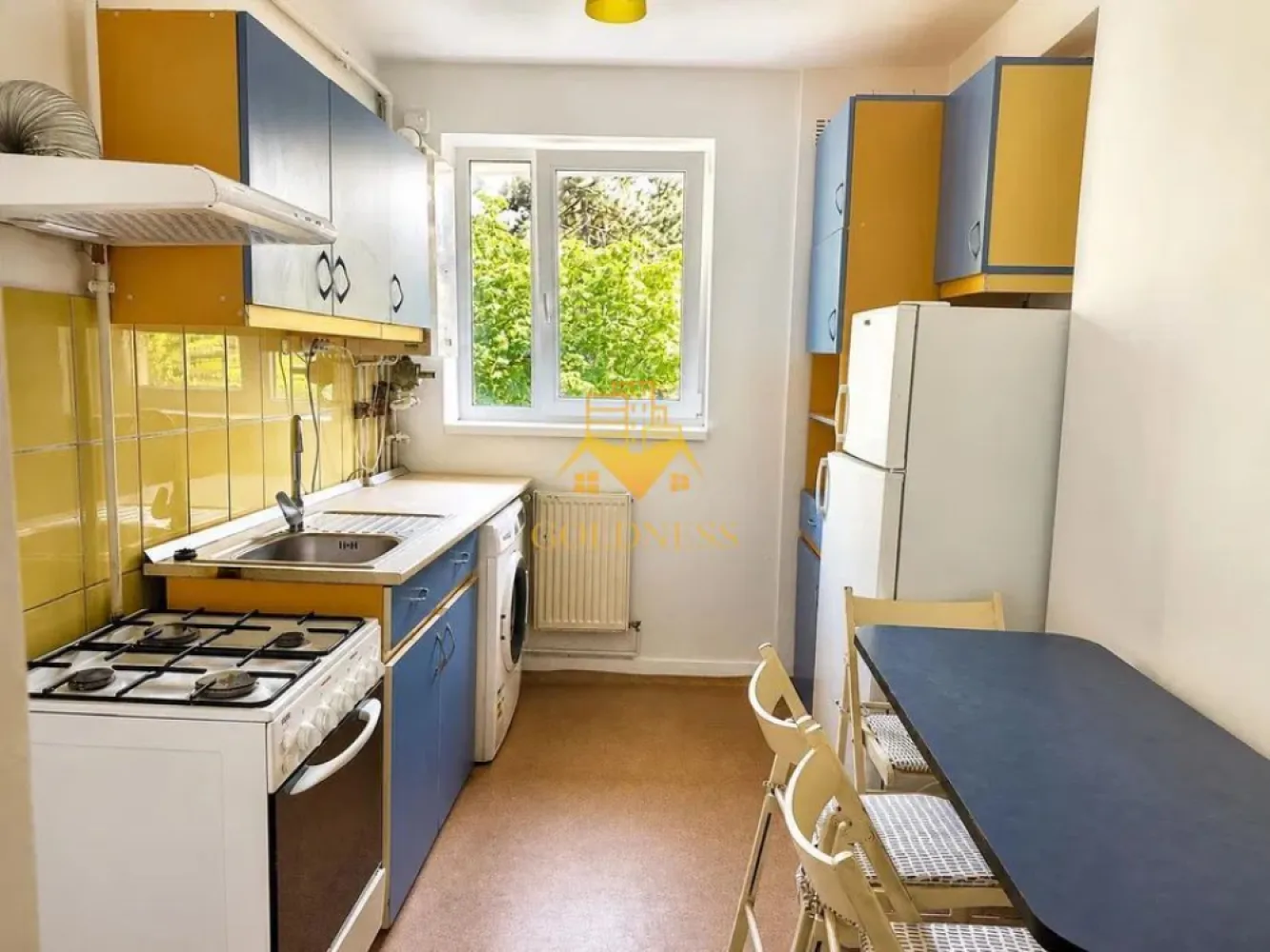 2 camere, Zona Kaufland, Lidl, Detunata, Gheorgheni - GOLDNESS Imobiliare vă propune spre închiriere un apartament cu 2 camere complet mobilat și utilat, la etajul 4 într-un imobil de 4 etaje, în cartierul Gheorgheni. Apartamentul este compartimentat astfel:
 - dormitor cu pat matrimonial, dressing, noptiere
 - living cu canapea extensibila, spatiu pt depozitare.
 - bucatarie complet mobilata si utilata
 - baie cu cabina de dus, calorifer port prosop inox și dulap pentru depozitare.

Imobilul este dotat cu toate cele necesare- centrală proprie, mașină de spălat haine, frigider, aragaz, etc. 
Se află în apropierea stațiilor de transport în comun, magazine, restaurante, spații verzi, farmacii, etc. 

Dacă sunteți interesați de acest apartament și doriți să îl vizionați, dar și pentru alte oferte sau detalii nu ezitați să ne contactați telefonic sau prin e-mail - goldnessimobiliare@gmail.com. Vă stăm la dispoziție!
