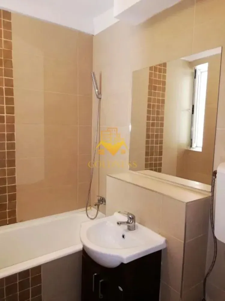 2 camere, Zona Kaufland, Lidl, Detunata, Gheorgheni - GOLDNESS Imobiliare vă propune spre închiriere un apartament cu 2 camere complet mobilat și utilat, la etajul 4 într-un imobil de 4 etaje, în cartierul Gheorgheni. Apartamentul este compartimentat astfel:
 - dormitor cu pat matrimonial, dressing, noptiere
 - living cu canapea extensibila, spatiu pt depozitare.
 - bucatarie complet mobilata si utilata
 - baie cu cabina de dus, calorifer port prosop inox și dulap pentru depozitare.

Imobilul este dotat cu toate cele necesare- centrală proprie, mașină de spălat haine, frigider, aragaz, etc. 
Se află în apropierea stațiilor de transport în comun, magazine, restaurante, spații verzi, farmacii, etc. 

Dacă sunteți interesați de acest apartament și doriți să îl vizionați, dar și pentru alte oferte sau detalii nu ezitați să ne contactați telefonic sau prin e-mail - goldnessimobiliare@gmail.com. Vă stăm la dispoziție!