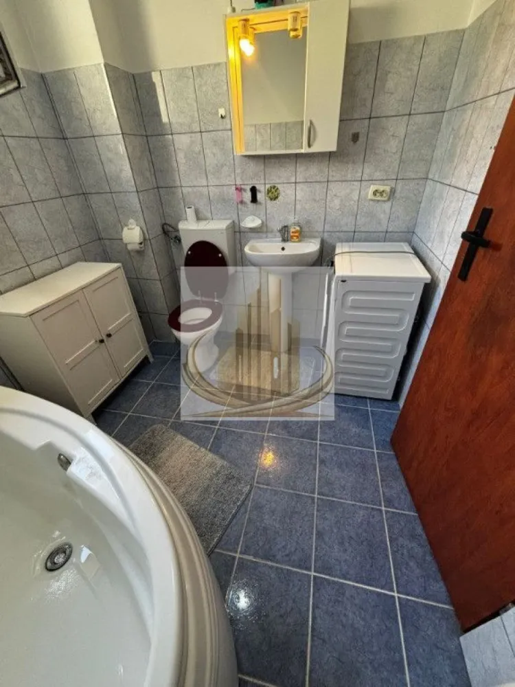 Apartament modern zona Lipovei🏡 - 🏡Grand Mobilis Imobiliare va propune spre închiriere un apartament modern cu 2 camere de 54mp, zona Lipovei 
Apartamentul se afla la etajul 2 al clădirii al unui bloc nou, dispune de centrala proprie, 
Bucătaria este mobilata și utilata cu aragaz, frigider
Apartamentul dispune de aer condiționat, masina de spălat 
Disponibilitate din 1 mai 
💶 352 euro/ luna + garanție
Pentru vizionari nu ezita sa ne contactezi!
ID intern CP3043041