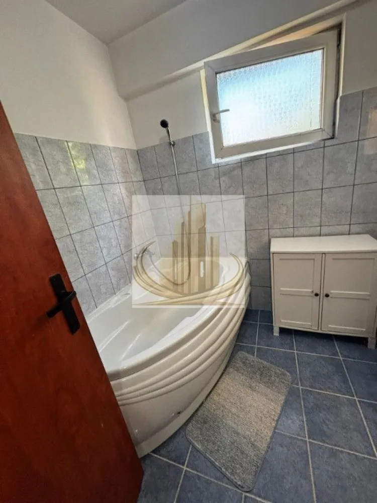Apartament modern zona Lipovei🏡 - 🏡Grand Mobilis Imobiliare va propune spre închiriere un apartament modern cu 2 camere de 54mp, zona Lipovei 
Apartamentul se afla la etajul 2 al clădirii al unui bloc nou, dispune de centrala proprie, 
Bucătaria este mobilata și utilata cu aragaz, frigider
Apartamentul dispune de aer condiționat, masina de spălat 
Disponibilitate din 1 mai 
💶 352 euro/ luna + garanție
Pentru vizionari nu ezita sa ne contactezi!
ID intern CP3043041