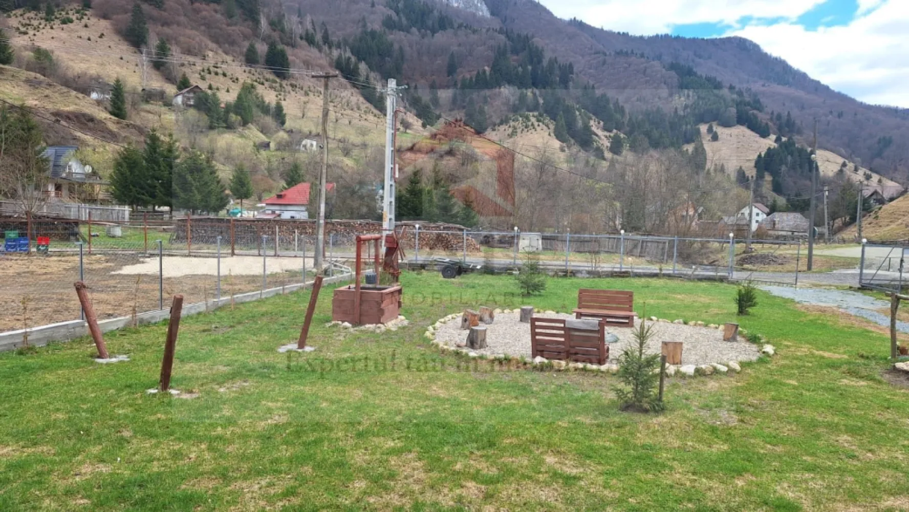 Casa Vacanta Rucar Saticu de Jos Arges - Oportunitate rară în Rucăr: Casă de vacanță cu 5 camere – Ideală pentru familii mari sau Airbnb

Cauți o proprietate care să îmbine relaxarea cu potențialul de investiție? Această vilă situată în pitoreasca zonă Rucăr oferă tot spațiul de care ai nevoie. Cu un regim de înălțime optim și 5 camere bine compartimentate, casa poate deveni reședința ta de weekend sau o afacere de succes în regim hotelier.

Imaginează-ți diminețile în care singurul sunet care te trezește este clipocitul râului sau foșnetul pădurii. Această vilă spațioasă din Rucăr nu este doar o casă, ci biletul tău către o viață mai liniștită. Cu 5 camere generoase, proprietatea este concepută pentru a găzdui amintiri de neuitat alături de familie și prieteni.

Fie că vrei să îți bei cafeaua pe terasă admirând crestele munților sau să te cuibărești lângă șemineu după o zi de drumeții spre Piatra Craiului, acest loc îți oferă confortul modern într-un cadru natural autentic. Este refugiul unde timpul stă în loc, iar stresul orașului devine o amintire îndepărtată.

De ce să alegi această proprietate?

Localizare strategică: În celebrul culoar Rucăr-Bran, aproape de obiective turistice majore (Peștera Dâmbovicioara, Castelul Bran).

Spațiu generos: 5 camere care oferă intimitate fiecărui membru al familiei.

Gata de locuit: Finisaje care îmbină stilul rustic cu utilitatea modernă.
Nu rata șansa de a deține o proprietate într-una dintre cele mai căutate zone montane din România!
Se accepta schimb cu apartament 2-3 camere Pitesti-Bucuresti + diferenta