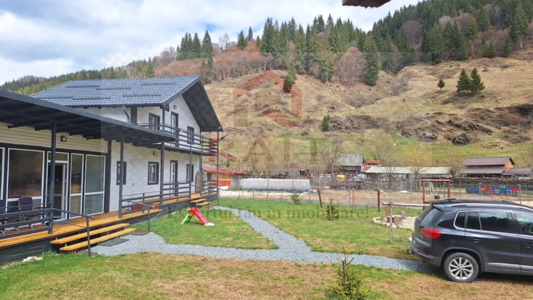 Casa Vacanta Rucar Saticu de Jos Arges - Oportunitate rară în Rucăr: Casă de vacanță cu 5 camere – Ideală pentru familii mari sau Airbnb

Cauți o proprietate care să îmbine relaxarea cu potențialul de investiție? Această vilă situată în pitoreasca zonă Rucăr oferă tot spațiul de care ai nevoie. Cu un regim de înălțime optim și 5 camere bine compartimentate, casa poate deveni reședința ta de weekend sau o afacere de succes în regim hotelier.

Imaginează-ți diminețile în care singurul sunet care te trezește este clipocitul râului sau foșnetul pădurii. Această vilă spațioasă din Rucăr nu este doar o casă, ci biletul tău către o viață mai liniștită. Cu 5 camere generoase, proprietatea este concepută pentru a găzdui amintiri de neuitat alături de familie și prieteni.

Fie că vrei să îți bei cafeaua pe terasă admirând crestele munților sau să te cuibărești lângă șemineu după o zi de drumeții spre Piatra Craiului, acest loc îți oferă confortul modern într-un cadru natural autentic. Este refugiul unde timpul stă în loc, iar stresul orașului devine o amintire îndepărtată.

De ce să alegi această proprietate?

Localizare strategică: În celebrul culoar Rucăr-Bran, aproape de obiective turistice majore (Peștera Dâmbovicioara, Castelul Bran).

Spațiu generos: 5 camere care oferă intimitate fiecărui membru al familiei.

Gata de locuit: Finisaje care îmbină stilul rustic cu utilitatea modernă.
Nu rata șansa de a deține o proprietate într-una dintre cele mai căutate zone montane din România!
Se accepta schimb cu apartament 2-3 camere Pitesti-Bucuresti + diferenta