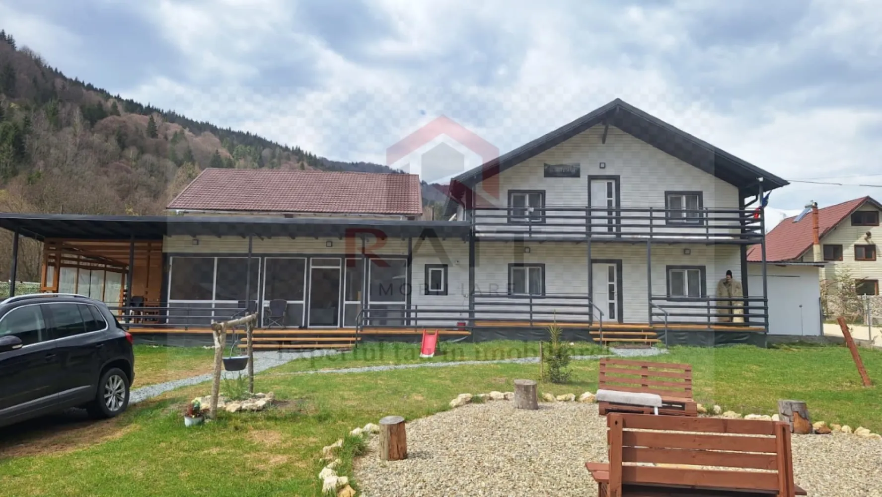 Casa Vacanta Rucar Saticu de Jos Arges - Oportunitate rară în Rucăr: Casă de vacanță cu 5 camere – Ideală pentru familii mari sau Airbnb

Cauți o proprietate care să îmbine relaxarea cu potențialul de investiție? Această vilă situată în pitoreasca zonă Rucăr oferă tot spațiul de care ai nevoie. Cu un regim de înălțime optim și 5 camere bine compartimentate, casa poate deveni reședința ta de weekend sau o afacere de succes în regim hotelier.

Imaginează-ți diminețile în care singurul sunet care te trezește este clipocitul râului sau foșnetul pădurii. Această vilă spațioasă din Rucăr nu este doar o casă, ci biletul tău către o viață mai liniștită. Cu 5 camere generoase, proprietatea este concepută pentru a găzdui amintiri de neuitat alături de familie și prieteni.

Fie că vrei să îți bei cafeaua pe terasă admirând crestele munților sau să te cuibărești lângă șemineu după o zi de drumeții spre Piatra Craiului, acest loc îți oferă confortul modern într-un cadru natural autentic. Este refugiul unde timpul stă în loc, iar stresul orașului devine o amintire îndepărtată.

De ce să alegi această proprietate?

Localizare strategică: În celebrul culoar Rucăr-Bran, aproape de obiective turistice majore (Peștera Dâmbovicioara, Castelul Bran).

Spațiu generos: 5 camere care oferă intimitate fiecărui membru al familiei.

Gata de locuit: Finisaje care îmbină stilul rustic cu utilitatea modernă.
Nu rata șansa de a deține o proprietate într-una dintre cele mai căutate zone montane din România!
Se accepta schimb cu apartament 2-3 camere Pitesti-Bucuresti + diferenta