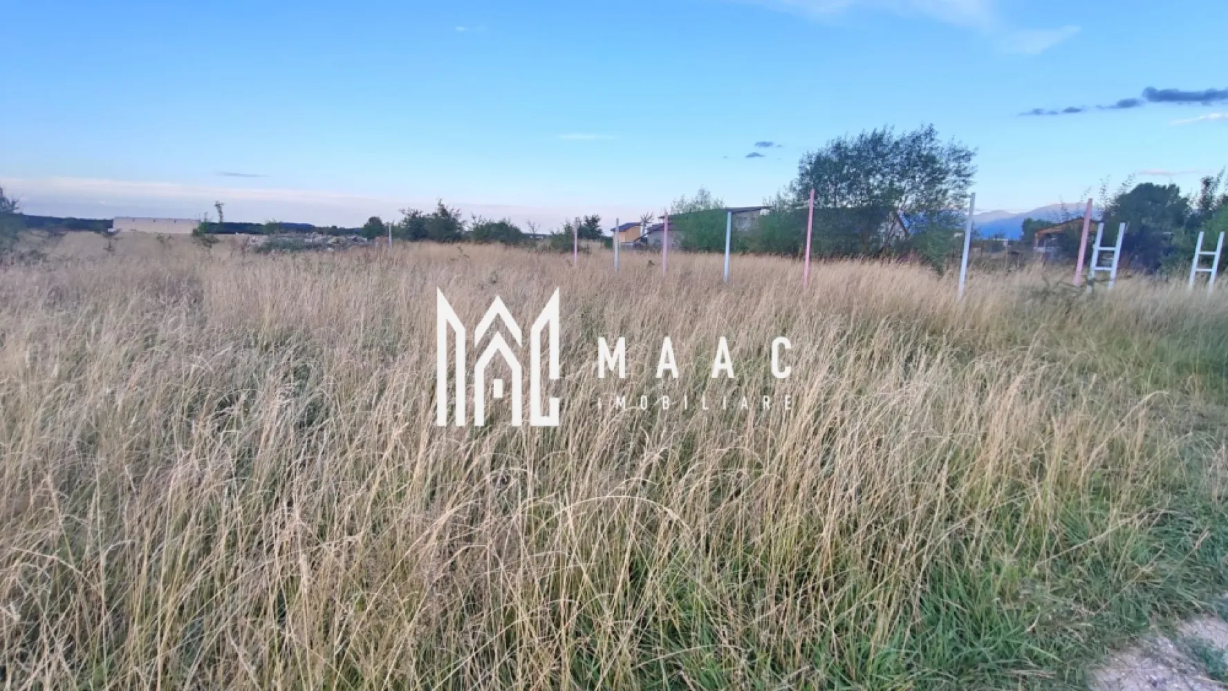 Teren intravilan 425 mp I Investiție I C. Cisnădiei - MAAC Imobiliare propune spre vânzare un teren intravilan cu suprafața de 425 mp, situat în zona Aerodrom Măgura – Calea Cisnădiei, la doar 6 km de Sibiu și 3 km de Cisnădie.

 Caracteristicile terenului
Suprafață: 425 mp
Regim: intravilan
PUZ aprobat
Utilități: în curs de aprobare
Acces: drum pietruit
Teren pe colț, cu deschidere pe două laturi

Deschidere:
aprox. 30,5 m pe o latură
aprox. 15 m pe cealaltă

Aer curat, liniște, trafic redus
acces rapid către Sibiu și Cisnădie
comunitate în formare, cu potențial ridicat de apreciere a valorii în timp.

 Potrivit pentru:
casă de vacanță
investiție pe termen lung, într-o zonă cu cerere în creștere

Pentru mai multe informații sau programarea unei vizionări, vă rog să mă contactați, menționând ID CP3200785.