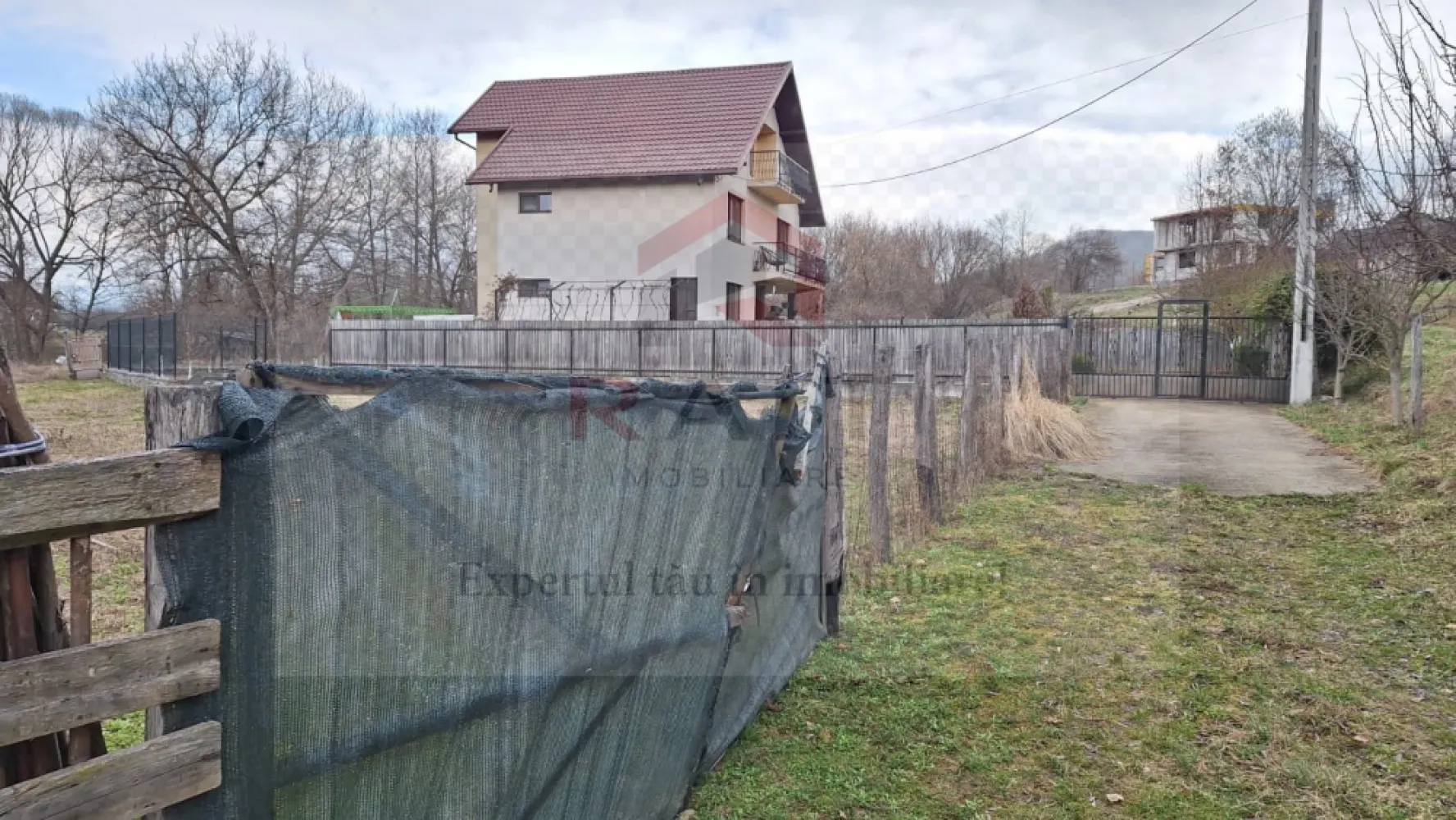 Teren intravilan Curtea de Arges - Specificații teren.
Suprafață: 450 mp, cu un teren perfect plan (înclinație de doar 2 grade).

Deschidere (Front stradal): 22,15 metri liniari, ceea ce oferă multiple posibilități pentru proiectarea unei locuințe.

Comision: 0% pentru cumpărător.

Utilități și Acces:
Terenul beneficiază de acces la toate utilitățile necesare, aflate la o distanță de aproximativ 5 metri:

Apă trasa pe teren cu apometru.

Curent electric;

Iluminat stradal.

Accesul se face printr-un drum cu o lățime de 5 metri.

Avantaje și Localizare:
Amplasare: Fiind situat în zona Centrală, oferă acces rapid la punctele de interes din oraș.

Peisaj: Terenul oferă o vedere deosebită atât spre munte, cât și spre lac.

Stare: Este un teren împrejmuit, cu un grad de comasare de 100%, gata pentru construcție (disponibilitate imediată).

Este o oportunitate excelentă pentru cei care doresc să își construiască o casă într-o zonă liniștită, dar centrală, sau pentru o investiție imobiliară.
