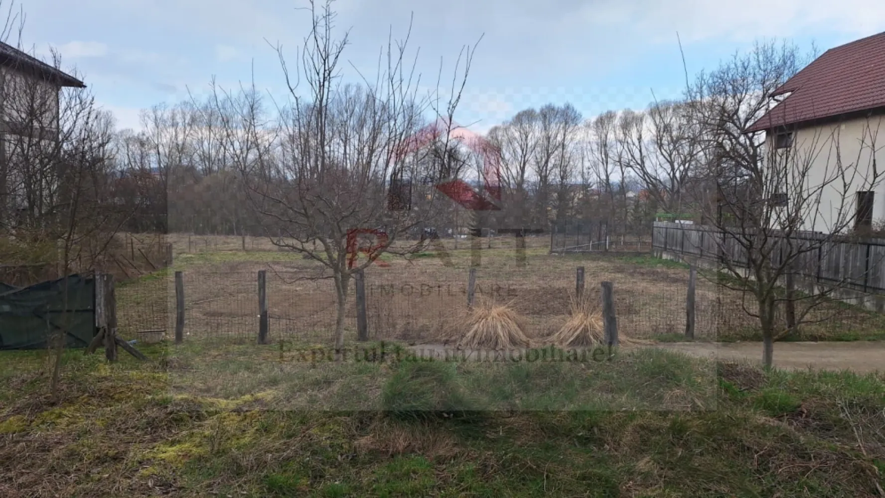 Teren intravilan Curtea de Arges - Specificații teren.
Suprafață: 450 mp, cu un teren perfect plan (înclinație de doar 2 grade).

Deschidere (Front stradal): 22,15 metri liniari, ceea ce oferă multiple posibilități pentru proiectarea unei locuințe.

Comision: 0% pentru cumpărător.

Utilități și Acces:
Terenul beneficiază de acces la toate utilitățile necesare, aflate la o distanță de aproximativ 5 metri:

Apă trasa pe teren cu apometru.

Curent electric;

Iluminat stradal.

Accesul se face printr-un drum cu o lățime de 5 metri.

Avantaje și Localizare:
Amplasare: Fiind situat în zona Centrală, oferă acces rapid la punctele de interes din oraș.

Peisaj: Terenul oferă o vedere deosebită atât spre munte, cât și spre lac.

Stare: Este un teren împrejmuit, cu un grad de comasare de 100%, gata pentru construcție (disponibilitate imediată).

Este o oportunitate excelentă pentru cei care doresc să își construiască o casă într-o zonă liniștită, dar centrală, sau pentru o investiție imobiliară.