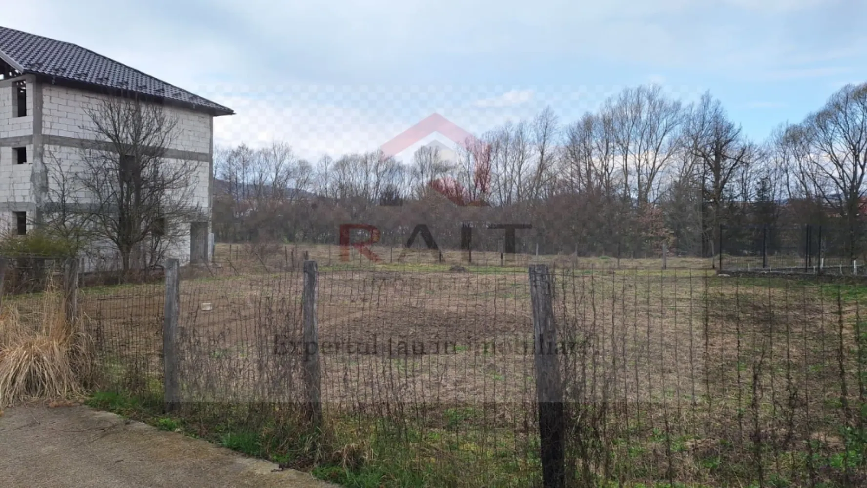 Teren intravilan Curtea de Arges - Specificații teren.
Suprafață: 450 mp, cu un teren perfect plan (înclinație de doar 2 grade).

Deschidere (Front stradal): 22,15 metri liniari, ceea ce oferă multiple posibilități pentru proiectarea unei locuințe.

Comision: 0% pentru cumpărător.

Utilități și Acces:
Terenul beneficiază de acces la toate utilitățile necesare, aflate la o distanță de aproximativ 5 metri:

Apă trasa pe teren cu apometru.

Curent electric;

Iluminat stradal.

Accesul se face printr-un drum cu o lățime de 5 metri.

Avantaje și Localizare:
Amplasare: Fiind situat în zona Centrală, oferă acces rapid la punctele de interes din oraș.

Peisaj: Terenul oferă o vedere deosebită atât spre munte, cât și spre lac.

Stare: Este un teren împrejmuit, cu un grad de comasare de 100%, gata pentru construcție (disponibilitate imediată).

Este o oportunitate excelentă pentru cei care doresc să își construiască o casă într-o zonă liniștită, dar centrală, sau pentru o investiție imobiliară.