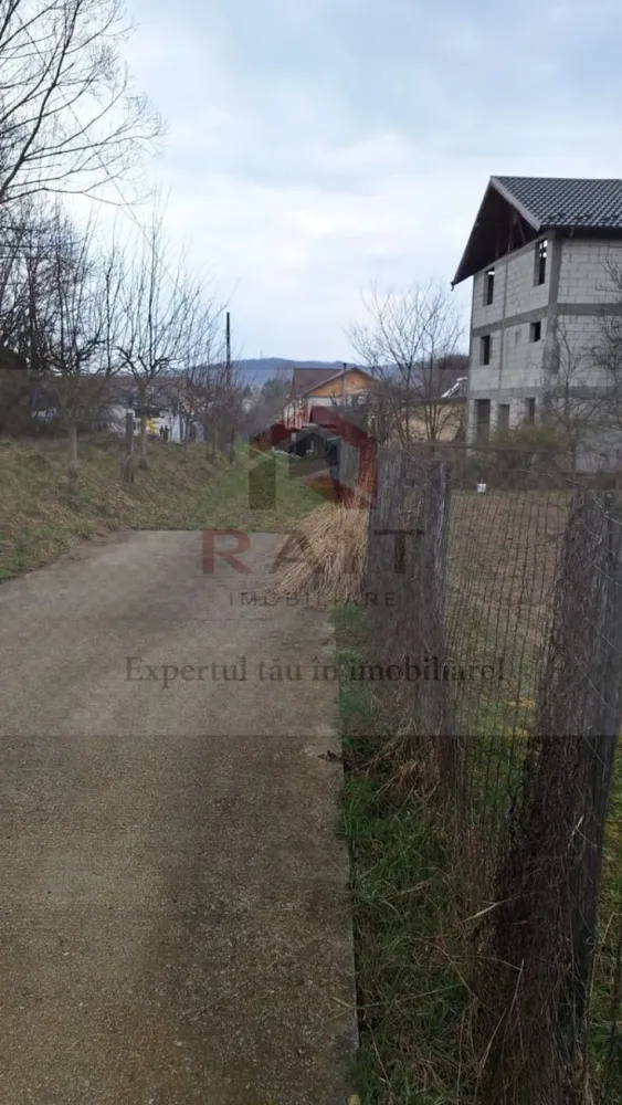 Teren intravilan Curtea de Arges - Specificații teren.
Suprafață: 450 mp, cu un teren perfect plan (înclinație de doar 2 grade).

Deschidere (Front stradal): 22,15 metri liniari, ceea ce oferă multiple posibilități pentru proiectarea unei locuințe.

Comision: 0% pentru cumpărător.

Utilități și Acces:
Terenul beneficiază de acces la toate utilitățile necesare, aflate la o distanță de aproximativ 5 metri:

Apă trasa pe teren cu apometru.

Curent electric;

Iluminat stradal.

Accesul se face printr-un drum cu o lățime de 5 metri.

Avantaje și Localizare:
Amplasare: Fiind situat în zona Centrală, oferă acces rapid la punctele de interes din oraș.

Peisaj: Terenul oferă o vedere deosebită atât spre munte, cât și spre lac.

Stare: Este un teren împrejmuit, cu un grad de comasare de 100%, gata pentru construcție (disponibilitate imediată).

Este o oportunitate excelentă pentru cei care doresc să își construiască o casă într-o zonă liniștită, dar centrală, sau pentru o investiție imobiliară.