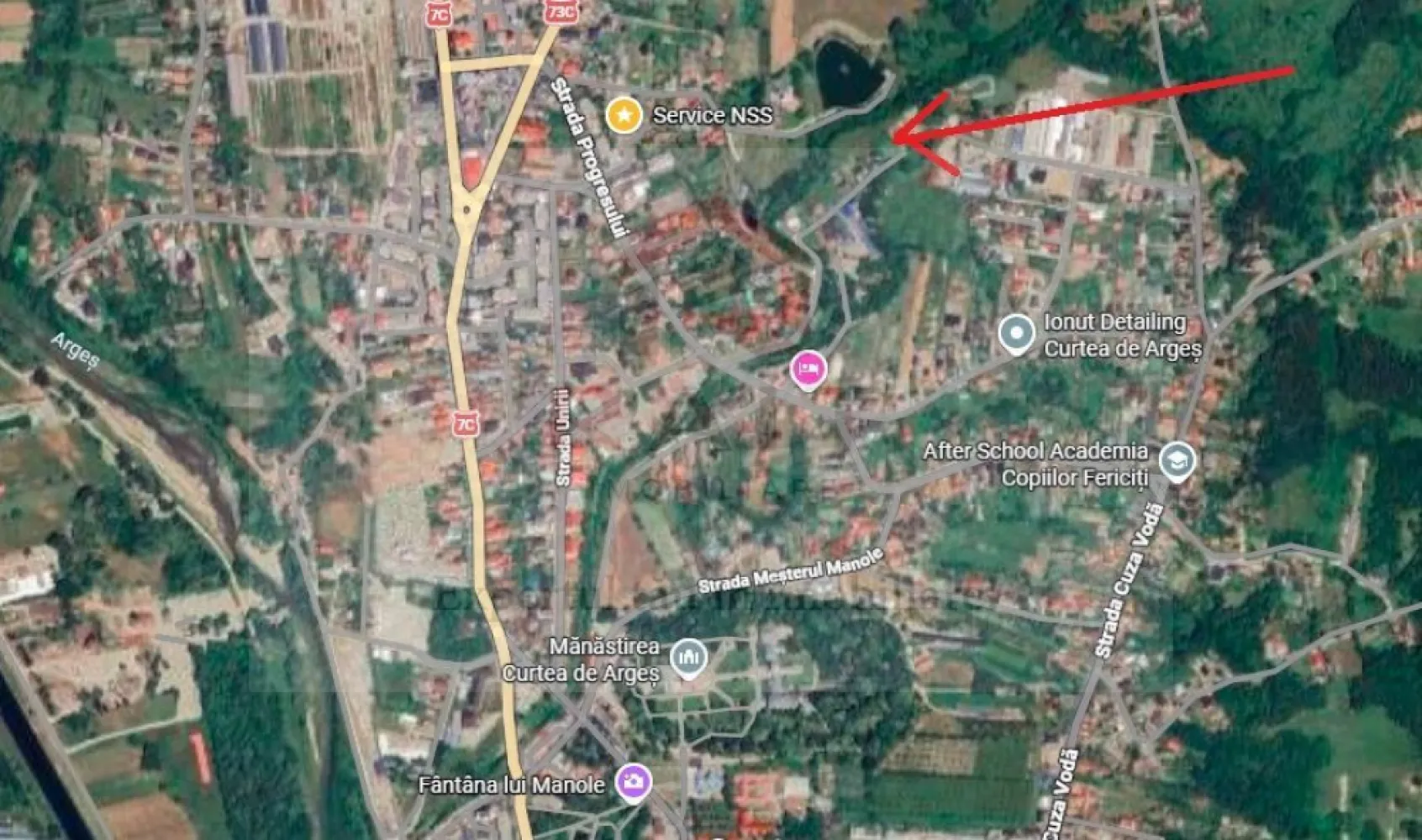 Teren intravilan Curtea de Arges - Specificații teren.
Suprafață: 450 mp, cu un teren perfect plan (înclinație de doar 2 grade).

Deschidere (Front stradal): 22,15 metri liniari, ceea ce oferă multiple posibilități pentru proiectarea unei locuințe.

Comision: 0% pentru cumpărător.

Utilități și Acces:
Terenul beneficiază de acces la toate utilitățile necesare, aflate la o distanță de aproximativ 5 metri:

Apă trasa pe teren cu apometru.

Curent electric;

Iluminat stradal.

Accesul se face printr-un drum cu o lățime de 5 metri.

Avantaje și Localizare:
Amplasare: Fiind situat în zona Centrală, oferă acces rapid la punctele de interes din oraș.

Peisaj: Terenul oferă o vedere deosebită atât spre munte, cât și spre lac.

Stare: Este un teren împrejmuit, cu un grad de comasare de 100%, gata pentru construcție (disponibilitate imediată).

Este o oportunitate excelentă pentru cei care doresc să își construiască o casă într-o zonă liniștită, dar centrală, sau pentru o investiție imobiliară.