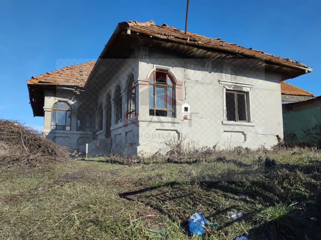 Teren de vânzare intravilan-extravilan comuna Tigveni jud.Arges - Cauți liniște, aer curat și un loc perfect pentru casa ta de vis sau o investiție inspirată? Acest teren de 1.683 mp situat în Tigveni, județul Argeș îți oferă exact asta!
✅ Deschidere generoasă la drum asfaltat (~16 ml)
✅ Utilități la doar câțiva metri.
✅ Teren împrejmuit
✅ Construcție existentă (demolabilă) – ideal pentru a începe rapid un nou proiect
✅ Zonă liniștită, cu vedere panoramică
✅ Acces facil și iluminat stradal
📍 Locație excelentă pentru locuință permanentă, casă de vacanță sau investiție.
💰 Preț atractiv: 20.000 € (negociabil)
📅 Disponibil imediat!
Dacă îți dorești un loc unde natura se îmbină perfect cu accesibilitatea, acesta poate fi începutul unui nou capitol pentru tine.
 Scrie-ne în privat pentru detalii și programarea unei vizionări!