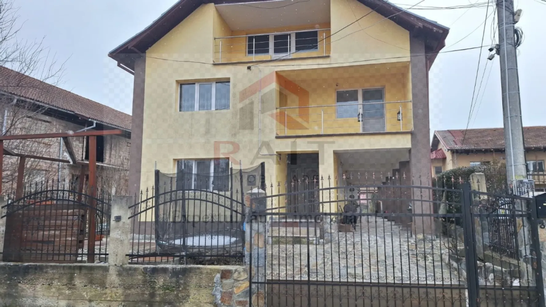 Casa de inchiriat Curtea de Arges - ​Casă de Închiriat - Zona Centrală, Curtea de Argeș
​Această proprietate spațioasă și modernă reprezintă o oportunitate ideală pentru o familie sau pentru cei care caută confort și accesibilitate în inima orașului. Finalizată în anul 2010 și beneficiind de finisaje recente (2020), casa oferă un ambient primitor și dotări de actualitate.
​Detalii Generale:
​Preț: 500 € / lună.
​Suprafață utilă: 180 mp (suprafață construită totală de 200 mp).
​Configurație: 4 camere (3 dormitoare și un living generos).
​Regim înălțime: P+1 (Dispune de scară interioară și pod).
​Teren: Curte de aproximativ 100 mp, cu deschidere de 15 m.
​Compartimentare și Dotări:
​Interior: Casa este mobilată complet și utilată modern. Include o bucătărie închisă (mobilată și utilată cu aragaz, frigider, hotă), 2 băi (una dotată cu cadă și geam pentru aerisire), 2 balcoane și o terasă.
​Confort termic: Centrală termică proprie, calorifere, ferestre cu geam termopan (tâmplărie PVC) și izolație exterioară pentru o eficiență energetică sporită.
​Facilități extra: Jacuzzi, conexiune internet și CATV, boxă la subsol pentru depozitare, sistem de siguranță cu senzor de fum și ușă metalică la intrare.
​Exterior și Amplasament:
​Localizare: Situată în zona centrală, oferă acces rapid la mijloacele de transport în comun, magazine și locuri de joacă pentru copii.
​Vedere: Proprietatea oferă o panoramă frumoasă spre munți.
​Curte: Amenajată, dispune de zonă pentru barbeque și parcare pentru biciclete. Strada este pietruită și beneficiază de iluminat public.
​Puncte forte:
​Stare excelentă a interiorului (bună/nouă).
​Construcție solidă din cărămidă cu acoperiș din țiglă.
​Disponibilitate imediată pentru mutare.
​
