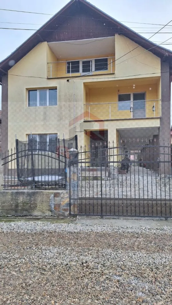 Casa de inchiriat Curtea de Arges - ​Casă de Închiriat - Zona Centrală, Curtea de Argeș
​Această proprietate spațioasă și modernă reprezintă o oportunitate ideală pentru o familie sau pentru cei care caută confort și accesibilitate în inima orașului. Finalizată în anul 2010 și beneficiind de finisaje recente (2020), casa oferă un ambient primitor și dotări de actualitate.
​Detalii Generale:
​Preț: 500 € / lună.
​Suprafață utilă: 180 mp (suprafață construită totală de 200 mp).
​Configurație: 4 camere (3 dormitoare și un living generos).
​Regim înălțime: P+1 (Dispune de scară interioară și pod).
​Teren: Curte de aproximativ 100 mp, cu deschidere de 15 m.
​Compartimentare și Dotări:
​Interior: Casa este mobilată complet și utilată modern. Include o bucătărie închisă (mobilată și utilată cu aragaz, frigider, hotă), 2 băi (una dotată cu cadă și geam pentru aerisire), 2 balcoane și o terasă.
​Confort termic: Centrală termică proprie, calorifere, ferestre cu geam termopan (tâmplărie PVC) și izolație exterioară pentru o eficiență energetică sporită.
​Facilități extra: Jacuzzi, conexiune internet și CATV, boxă la subsol pentru depozitare, sistem de siguranță cu senzor de fum și ușă metalică la intrare.
​Exterior și Amplasament:
​Localizare: Situată în zona centrală, oferă acces rapid la mijloacele de transport în comun, magazine și locuri de joacă pentru copii.
​Vedere: Proprietatea oferă o panoramă frumoasă spre munți.
​Curte: Amenajată, dispune de zonă pentru barbeque și parcare pentru biciclete. Strada este pietruită și beneficiază de iluminat public.
​Puncte forte:
​Stare excelentă a interiorului (bună/nouă).
​Construcție solidă din cărămidă cu acoperiș din țiglă.
​Disponibilitate imediată pentru mutare.
​