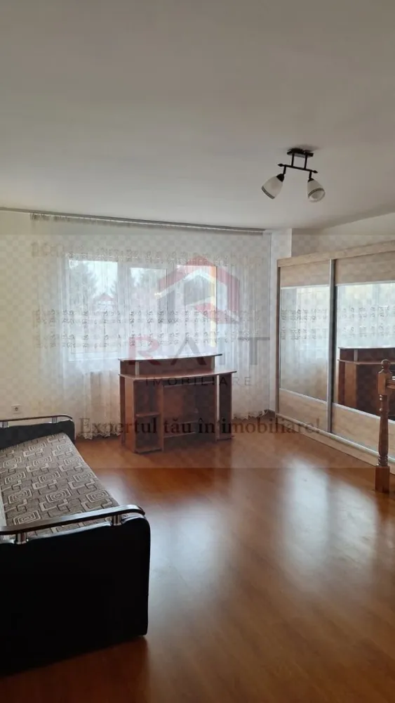 Casa de inchiriat Curtea de Arges - ​Casă de Închiriat - Zona Centrală, Curtea de Argeș
​Această proprietate spațioasă și modernă reprezintă o oportunitate ideală pentru o familie sau pentru cei care caută confort și accesibilitate în inima orașului. Finalizată în anul 2010 și beneficiind de finisaje recente (2020), casa oferă un ambient primitor și dotări de actualitate.
​Detalii Generale:
​Preț: 500 € / lună.
​Suprafață utilă: 180 mp (suprafață construită totală de 200 mp).
​Configurație: 4 camere (3 dormitoare și un living generos).
​Regim înălțime: P+1 (Dispune de scară interioară și pod).
​Teren: Curte de aproximativ 100 mp, cu deschidere de 15 m.
​Compartimentare și Dotări:
​Interior: Casa este mobilată complet și utilată modern. Include o bucătărie închisă (mobilată și utilată cu aragaz, frigider, hotă), 2 băi (una dotată cu cadă și geam pentru aerisire), 2 balcoane și o terasă.
​Confort termic: Centrală termică proprie, calorifere, ferestre cu geam termopan (tâmplărie PVC) și izolație exterioară pentru o eficiență energetică sporită.
​Facilități extra: Jacuzzi, conexiune internet și CATV, boxă la subsol pentru depozitare, sistem de siguranță cu senzor de fum și ușă metalică la intrare.
​Exterior și Amplasament:
​Localizare: Situată în zona centrală, oferă acces rapid la mijloacele de transport în comun, magazine și locuri de joacă pentru copii.
​Vedere: Proprietatea oferă o panoramă frumoasă spre munți.
​Curte: Amenajată, dispune de zonă pentru barbeque și parcare pentru biciclete. Strada este pietruită și beneficiază de iluminat public.
​Puncte forte:
​Stare excelentă a interiorului (bună/nouă).
​Construcție solidă din cărămidă cu acoperiș din țiglă.
​Disponibilitate imediată pentru mutare.
​