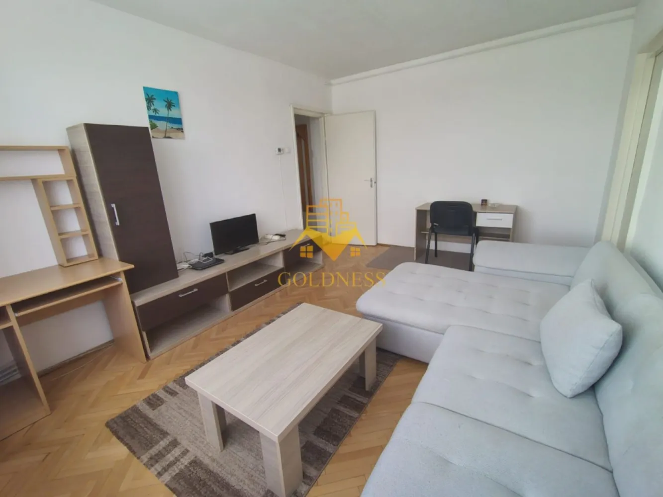 2 camere, modern, Gheorgheni Zona Titulescu, Interservina, Iulius Mall - GOLDNESS Imobiliare vă propune spre închiriere un apartament cu 2 camere complet mobilat și utilat, la etajul 4 într-un imobil de 4 etaje, în Cartierul Gheorgheni.
Posibilitate de parcare in zona!
Se află în apropierea stațiilor de transport în comun, magazine, restaurante, spații verzi, farmacii, etc. 

Apartamentul este compartimentat astfel:
 - dormitor cu pat matrimonial, dressing, noptiere
 - living cu canapea extensibila, spatiu pentru depozitare, masuta pentru cafea
 - bucatarie complet mobilata, utilata, loc de luat masa
 - baie cu cada, calorifer port prosop și dulap pentru depozitare.
 - balcon de 6 mp

Imobilul este dotat cu toate cele necesare- centrală proprie, frigider, aragaz, hotă, mașină de spălat haine, etc. 

Dacă sunteți interesați de acest apartament și doriți să îl vizionați, dar și pentru alte oferte nu ezitați să ne contactați telefonic sau prin e-mail. Vă stăm la dispoziție!
Pentru intermediere se percepe un comision de 50% din prețul chiriei!