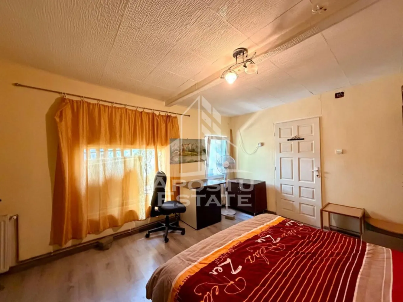 Apartament cu 1 camera de inchiriat, zona Dambovita, Timisoara - Agentia imobiliara APOSTU ESTATE va propune spre inchiriere un apartament cu 1 camera spatios si luminos, situat la casa individuala in zona Dambovita, intr-o zona linistita si bine pozitionata din Timisoara, potrivit pentru cupluri sau persoane care isi doresc o locuinta unde sa se simta confortabil si cu acces facil catre scoli, facultati, statii de autobuz si magazine.

Suprafata utila: 40 mp
Compartimentare eficienta:
- Hol de acces
- Bucatarie inchisa, complet mobilata si utilata, cu loc de luat masa
- Baie prevazuta cu cabina de dus si geam pentru aerisire
- Dormitor matrimonial
- Gradina proprie

Confort si facilitati:
- Centrala proprie
- Masina de spalat rufe
- Pet friendly
- Apartamentul este complet mobilat si utilat de catre proprietar

Localizare: Zona Dambovita, in apropiere de magazinul Lidl, restaurante, mijloace de transport in comun

Ideal pentru:
- Cupluri
- Studenti
- Persoane singure

Pret chirie: 250€ 
Programeaza o vizionare pentru a-ti putea imagina viitorul aici!
ID intern: CP3228127
