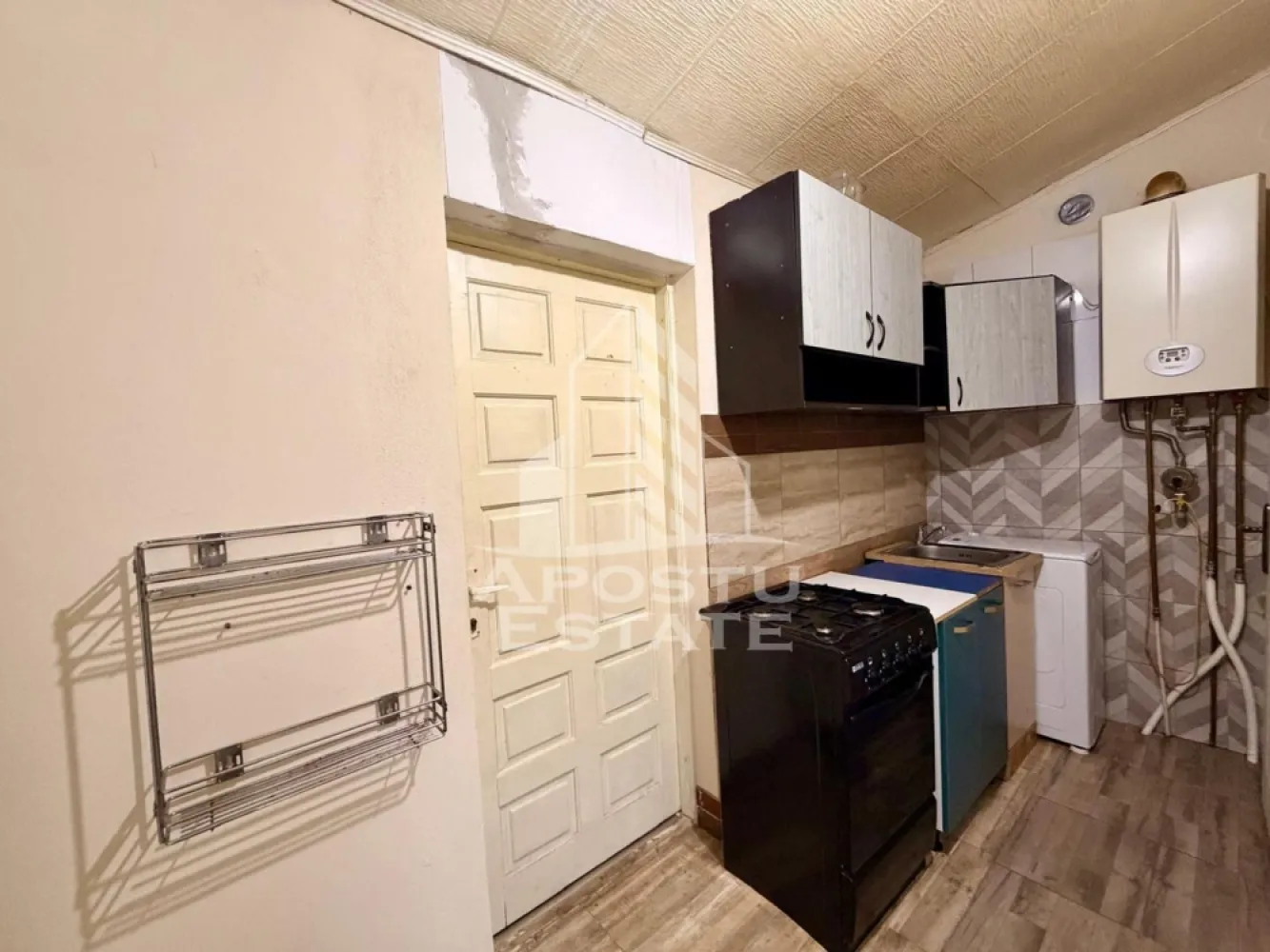 Apartament cu 1 camera de inchiriat, zona Dambovita, Timisoara - Agentia imobiliara APOSTU ESTATE va propune spre inchiriere un apartament cu 1 camera spatios si luminos, situat la casa individuala in zona Dambovita, intr-o zona linistita si bine pozitionata din Timisoara, potrivit pentru cupluri sau persoane care isi doresc o locuinta unde sa se simta confortabil si cu acces facil catre scoli, facultati, statii de autobuz si magazine.

Suprafata utila: 40 mp
Compartimentare eficienta:
- Hol de acces
- Bucatarie inchisa, complet mobilata si utilata, cu loc de luat masa
- Baie prevazuta cu cabina de dus si geam pentru aerisire
- Dormitor matrimonial
- Gradina proprie

Confort si facilitati:
- Centrala proprie
- Masina de spalat rufe
- Pet friendly
- Apartamentul este complet mobilat si utilat de catre proprietar

Localizare: Zona Dambovita, in apropiere de magazinul Lidl, restaurante, mijloace de transport in comun

Ideal pentru:
- Cupluri
- Studenti
- Persoane singure

Pret chirie: 250€ 
Programeaza o vizionare pentru a-ti putea imagina viitorul aici!
ID intern: CP3228127
