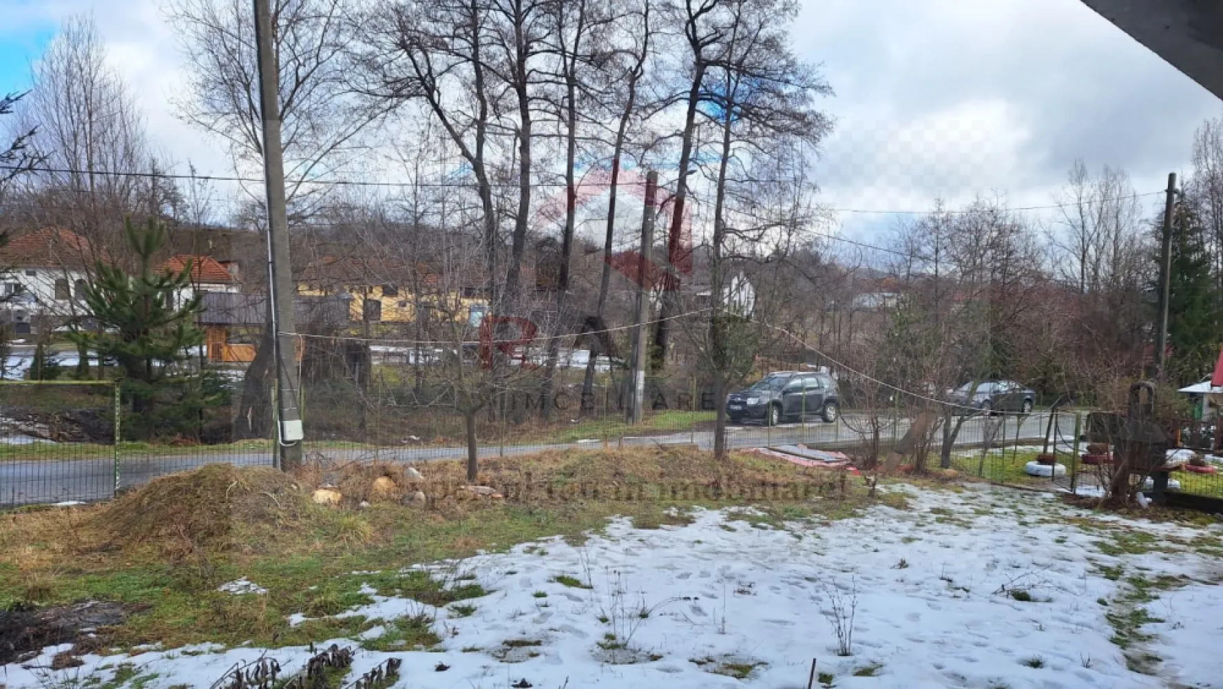 Casa de vanzare Cicanesti Arges - ​Acest proiect rezidențial modern, aflat în faza incipientă de construcție, este conceput pentru a oferi un spațiu de locuit confortabil și funcțional, optimizat, pentru familiile care caută un echilibru între estetică și utilitate. Structura actuală, solidă și bine definită, reprezintă fundația unei locuințe ce va îmbina elemente arhitecturale, contemporane cu un stil clasic, adaptat nevoilor urbane sau semi-urbane.
​La parter, planul inițial include un living spațios, luminos, cu deschidere către zona de dining și bucătăria, creând un spațiu fluid, ideal pentru socializare și petrecerea timpului în familie. De asemenea, la acest nivel se va regăsi o baie de serviciu și, posibil, un birou sau un dormitor secundar, oferind flexibilitate în amenajare. Accentul se pune pe suprafețe vitrate mari, pentru a maximiza lumina naturală și a crea o conexiune armonioasă cu exteriorul.
​Elementul distinctiv al acestei construcții va fi etajul mansardat, care urmează să fie adăugat. Acesta va transforma casa într-o locuință cu adevărat versatilă, oferind spații private și intime. Mansarda va găzdui dormitoarele principale, posibil cu băi proprii și dressinguri, optimizând utilizarea fiecărui metru pătrat. Ferestrele de tip Velux sau lucarnele adăugate vor asigura o iluminare excelentă și o ventilație naturală, contribuind la crearea unei atmosfere aerisite și plăcute. Acoperișul va fi proiectat cu o pantă potrivită pentru a integra estetic mansarda, adăugând un farmec aparte siluetei casei.
​Exteriorul va fi finisat cu materiale de calitate superioară, combinând tencuiala decorativă în nuanțe neutre cu accente de lemn sau piatră, pentru un aspect cald și primitor. Un balcon discret sau o terasă mică la etaj ar putea completa designul, oferind un spațiu exterior suplimentar.
​Această casă în construcție promite să devină o reședință modernă și funcțională, perfect adaptată stilului de viață contemporan, oferind intimitate și confort, dar și spații ample pentru divertisment și relaxare.