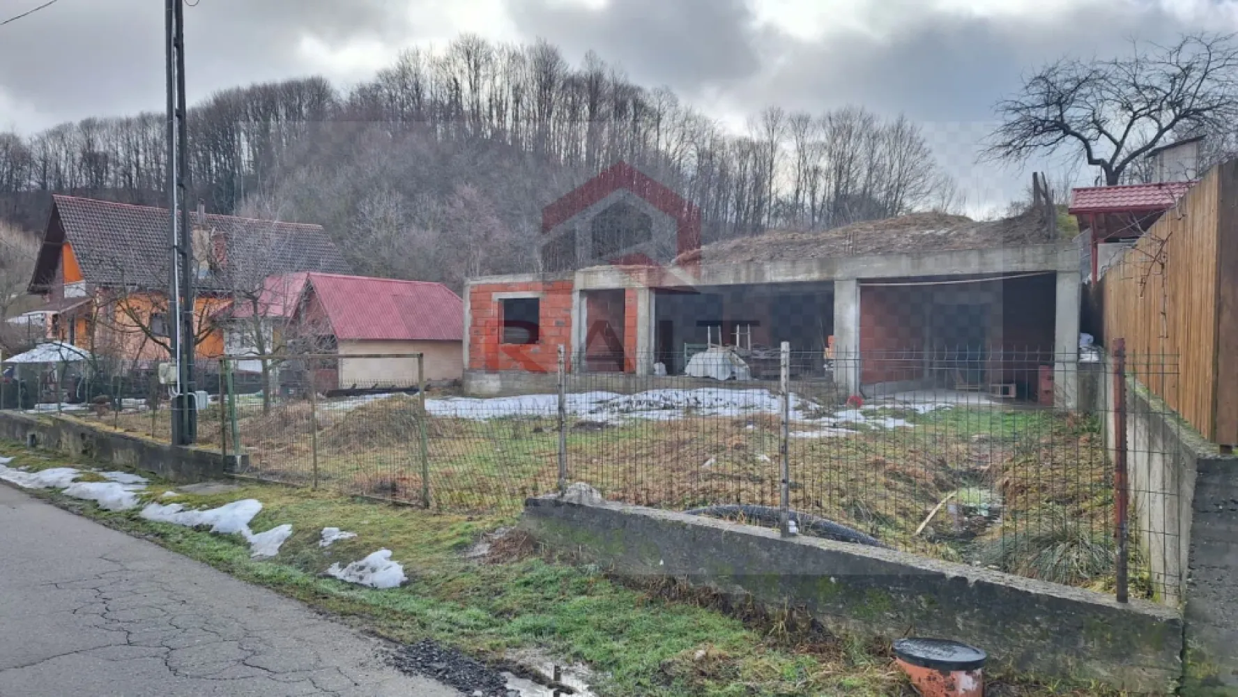 Casa de vanzare Cicanesti Arges - ​Acest proiect rezidențial modern, aflat în faza incipientă de construcție, este conceput pentru a oferi un spațiu de locuit confortabil și funcțional, optimizat, pentru familiile care caută un echilibru între estetică și utilitate. Structura actuală, solidă și bine definită, reprezintă fundația unei locuințe ce va îmbina elemente arhitecturale, contemporane cu un stil clasic, adaptat nevoilor urbane sau semi-urbane.
​La parter, planul inițial include un living spațios, luminos, cu deschidere către zona de dining și bucătăria, creând un spațiu fluid, ideal pentru socializare și petrecerea timpului în familie. De asemenea, la acest nivel se va regăsi o baie de serviciu și, posibil, un birou sau un dormitor secundar, oferind flexibilitate în amenajare. Accentul se pune pe suprafețe vitrate mari, pentru a maximiza lumina naturală și a crea o conexiune armonioasă cu exteriorul.
​Elementul distinctiv al acestei construcții va fi etajul mansardat, care urmează să fie adăugat. Acesta va transforma casa într-o locuință cu adevărat versatilă, oferind spații private și intime. Mansarda va găzdui dormitoarele principale, posibil cu băi proprii și dressinguri, optimizând utilizarea fiecărui metru pătrat. Ferestrele de tip Velux sau lucarnele adăugate vor asigura o iluminare excelentă și o ventilație naturală, contribuind la crearea unei atmosfere aerisite și plăcute. Acoperișul va fi proiectat cu o pantă potrivită pentru a integra estetic mansarda, adăugând un farmec aparte siluetei casei.
​Exteriorul va fi finisat cu materiale de calitate superioară, combinând tencuiala decorativă în nuanțe neutre cu accente de lemn sau piatră, pentru un aspect cald și primitor. Un balcon discret sau o terasă mică la etaj ar putea completa designul, oferind un spațiu exterior suplimentar.
​Această casă în construcție promite să devină o reședință modernă și funcțională, perfect adaptată stilului de viață contemporan, oferind intimitate și confort, dar și spații ample pentru divertisment și relaxare.