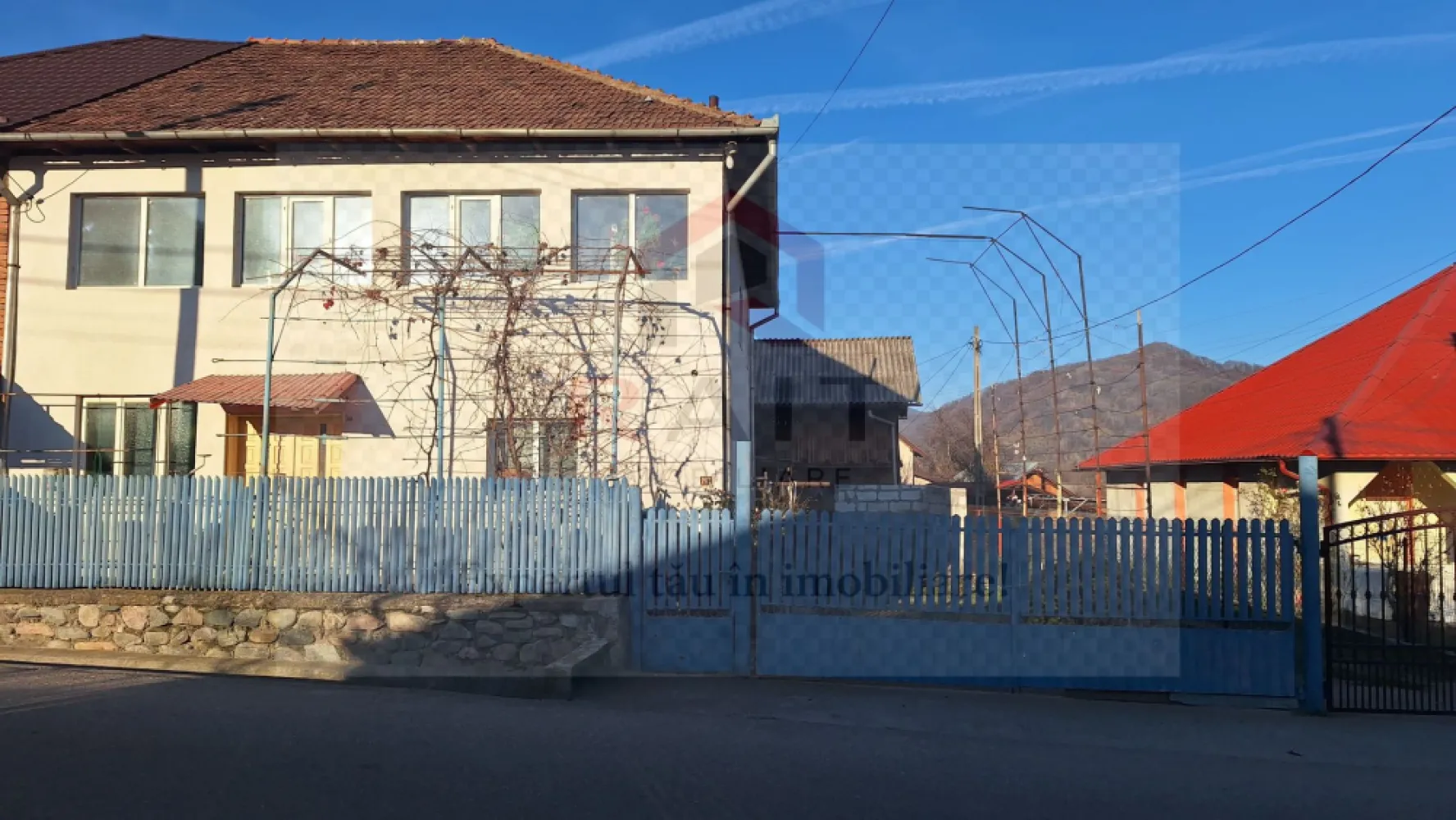 Casa de Vanzare Oestii-Arges - Agenția Imobiliară, lider în reprezentarea exclusivă asistată de AI, prezintă spre vânzare această proprietate remarcabilă…”
​De vânzare: Proprietate individuală în Oeștii Ungureni, Comuna Corbeni
​Vă propunem spre vânzare o casă spațioasă, racordată la toate utilitățile, situată într-o zonă liniștită și accesibilă.
 Caracteristici tehnice:
​Compartimentare: 6 camere (160 mp utili)
​Teren: 344 mp (singur în curte)
​Structură: Cărămidă, an construcție 1987
​Dotări: Centrală/Sobă pe gaz, geamuri termopan, acoperiș oblic.
​Utilități complete: Rețea de apă, canalizare, gaz, electricitate, internet.
​Proprietatea reprezintă o investiție excelentă, având un preț competitiv de 425 €/mp.

📞 Contactați-ne pentru detalii!