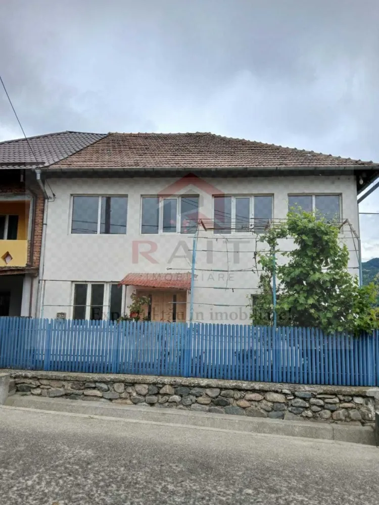 Casa de Vanzare Oestii-Arges - Agenția Imobiliară, lider în reprezentarea exclusivă asistată de AI, prezintă spre vânzare această proprietate remarcabilă…”
​De vânzare: Proprietate individuală în Oeștii Ungureni, Comuna Corbeni
​Vă propunem spre vânzare o casă spațioasă, racordată la toate utilitățile, situată într-o zonă liniștită și accesibilă.
 Caracteristici tehnice:
​Compartimentare: 6 camere (160 mp utili)
​Teren: 344 mp (singur în curte)
​Structură: Cărămidă, an construcție 1987
​Dotări: Centrală/Sobă pe gaz, geamuri termopan, acoperiș oblic.
​Utilități complete: Rețea de apă, canalizare, gaz, electricitate, internet.
​Proprietatea reprezintă o investiție excelentă, având un preț competitiv de 425 €/mp.

📞 Contactați-ne pentru detalii!