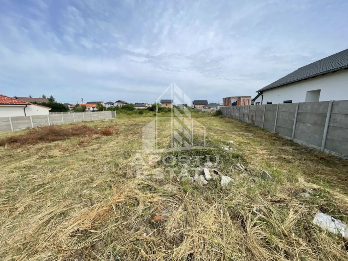 Teren 1020 mp, ideal duplex, SAG. - APOSTU ESTATE va propune spre vanzare, teren intravilan 1020 mp, zona de case nou construite,Sag-Manastire.

Terenul are o suprafata 1020 mp si este situat intre doua case noi. Frontul stradal este de 27,50 ml. 
Drumul din fata parcelei este pietruit, iar ca si utilitati regasim curentul si gazul.
Datorita frontului stradal de 27,50 ml parcela este ideala pentru duplexuri.

Va asteptam la o vizionare.

CP3227712