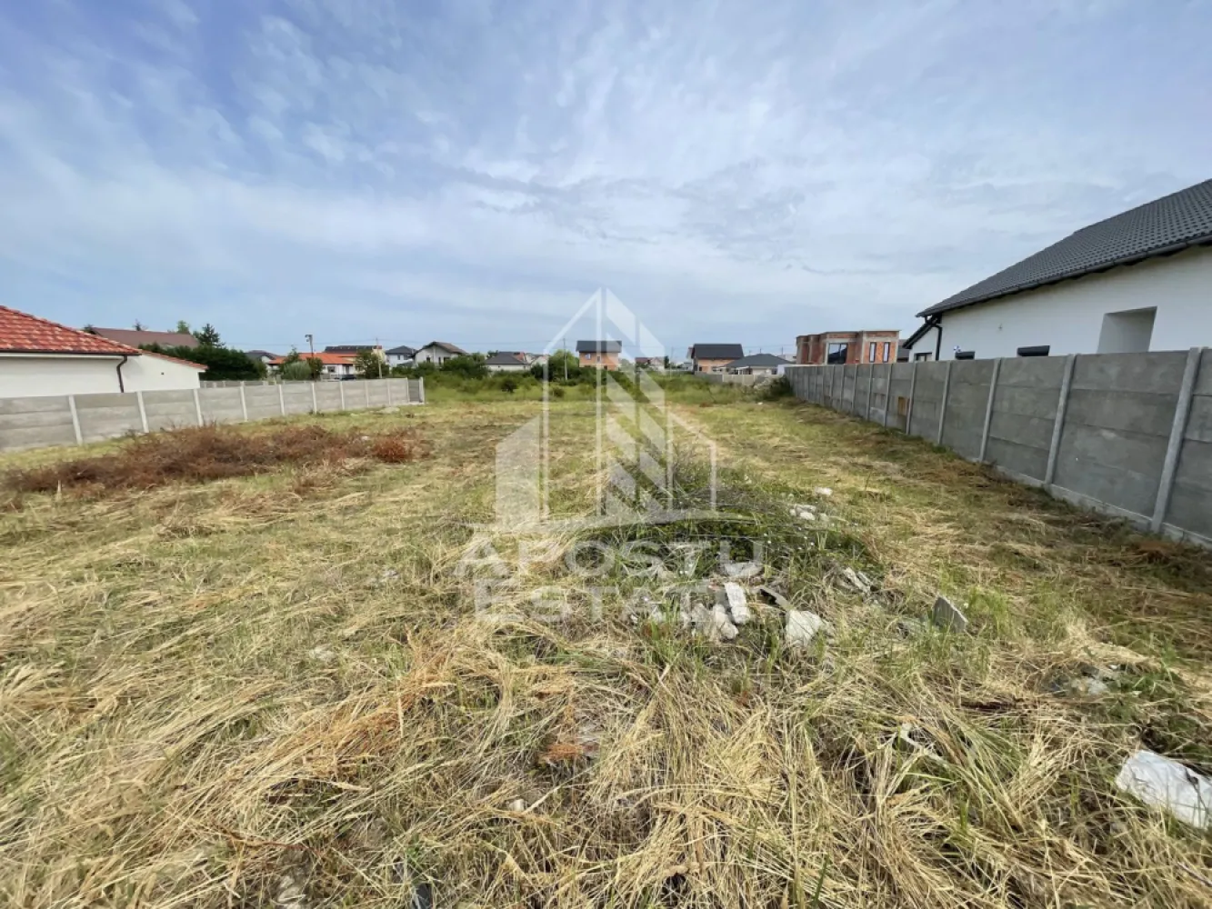 Teren 1020 mp, ideal duplex, SAG. - APOSTU ESTATE va propune spre vanzare, teren intravilan 1020 mp, zona de case nou construite,Sag-Manastire.

Terenul are o suprafata 1020 mp si este situat intre doua case noi. Frontul stradal este de 27,50 ml. 
Drumul din fata parcelei este pietruit, iar ca si utilitati regasim curentul si gazul.
Datorita frontului stradal de 27,50 ml parcela este ideala pentru duplexuri.

Va asteptam la o vizionare.

CP3227712