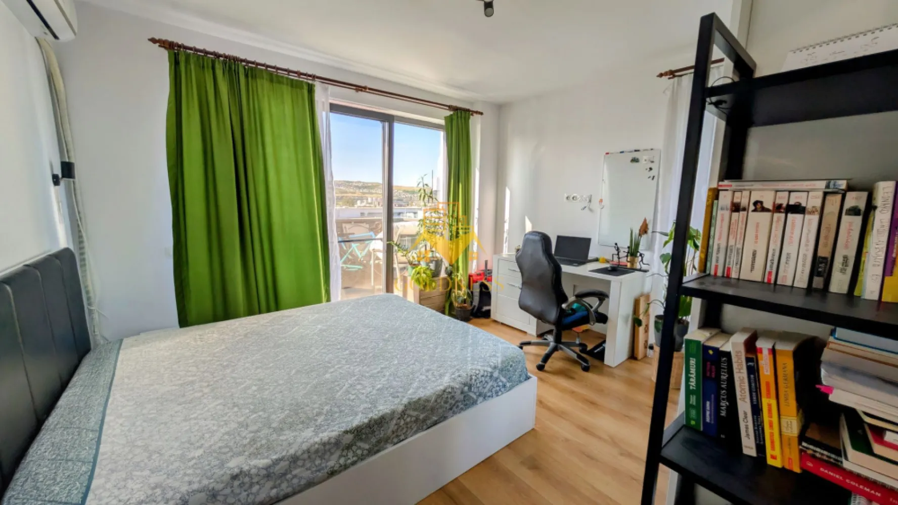2 Camere Decomandate, Marasti, Bloc Nou, AC, Lidl, Leroy Merlin, Ira - GOLDNESS Imobiliare vă propune spre închiriere un apartament modern și confortabil cu 2 camere decomandate, complet mobilat și utilat, situat la etajul 5 din 6 într-un imobil nou, în cartierul Mărăști, zona Leroy Merlin.

Apartamentul beneficiază de centrală proprie cu încălzire prin pardoseală și aer condiționat, asigurând un confort termic optim pe tot parcursul anului. De asemenea, dispune de un loc de parcare subterană, bariera telecomandă catre curtea interioară. Apartamentul de inchiriaza impreuna cu parcarea subterană pentru care se percep 50 euro!

Compartimentarea este inteligentă și funcțională:

 * Dormitorul principal include un pat matrimonial, noptiere, birou, dressing spațios și bibliotecă.

 * Al doilea dormitor oferă, de asemenea, un pat matrimonial, noptiere, comodă, birou și dressing.

 * Baia este modernă, dotată cu mașină de spălat rufe și cabină de duș walk-in.

 * Hol.

Apartamentul se bucură de o terasă generoasă, ideală pentru relaxare.

Dacă sunteți interesați de acest apartament și doriți să îl vizionați, dar și pentru alte oferte, nu ezitați să ne contactați telefonic sau prin e-mail. Vă stăm la dispoziție!

Pentru intermediere se percepe un comision de 75% din prețul chiriei.