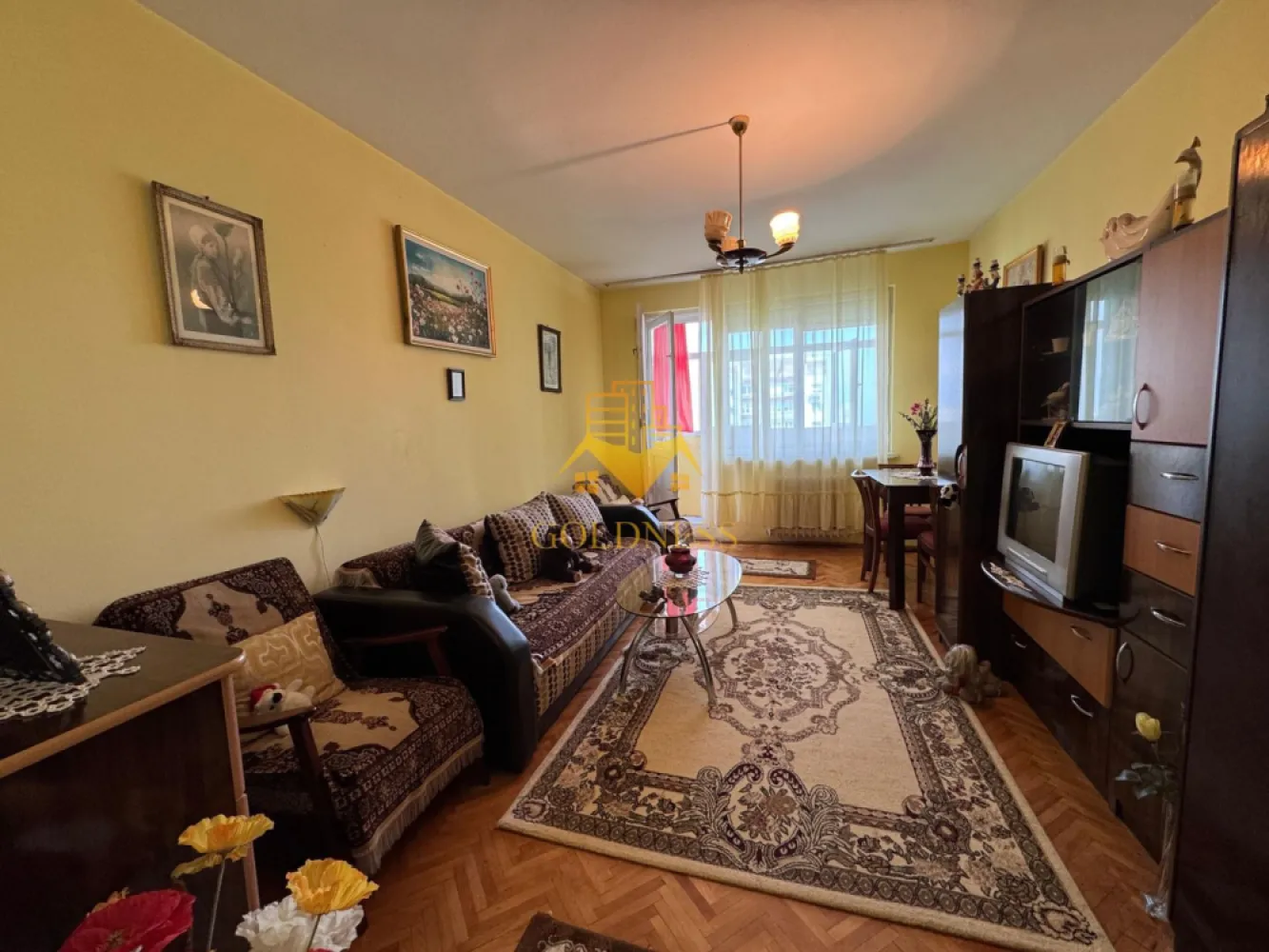 Apartament 2 camere deco Gheorgheni, Interservisan,2 balcoane,56 mp! - Va prezentam spre vanzare un apartament cu 2 camere, localizat in Cluj-Napoca, cartierul Gheorgheni, zona strazii Liviu Rebreanu.

Imobilul este amplasat intr-o zona linistita si foarte apreciata, cu acces facil catre principalele puncte de interes ale orasului. Cartierul Gheorgheni este recunoscut pentru spatiile verzi generoase, infrastructura dezvoltata si proximitatea fata de centre comerciale, institutii de invatamant si mijloace de transport in comun.

In imediata apropiere regasim:
-Complexul Mercur;
-Interservisan;
-statii de transport in comun;
-scoli, gradinite, farmacii si magazine de proximitate;

Apartamentul detine o suprafata utila de 48,13 mp, completata de doua balcoane inchise, ajungand la o suprafata totala utilizabila de aproximativ 56 mp. Proprietatea este situata la etajul 9 din 10, beneficiind de o priveliste deschisa si de multa lumina naturala.

Dispune de orientare sud-estica, beneficiind de lumina naturala pe tot parcursul zilei, iar compartimentarea este semidecomandata, fiind organizata astfel:

living;
dormitor;
bucatarie separata;
baie;
hol;
2 balcoane inchise.

Locatia ofera acces rapid catre Iulius Mall, FSEGA, centrul orasului si principalele zone de business din Cluj-Napoca, fiind ideala atat pentru locuit, cat si pentru investitie.

Confortul termic este asigurat de centrala de bloc, iar blocul este anvelopat termic, contribuind la reducerea costurilor de intretinere si la cresterea eficientei energetice.

Un avantaj important il reprezinta amplasarea la etaj superior, oferind o panorama placuta asupra zonei si un nivel ridicat de luminozitate pe tot parcursul zilei.

Apartamentul este liber de sarcini, iar ca modalitate de plata se accepta atat plata integrala, cat si achizitia prin credit ipotecar.

Pentru mai multe detalii si programarea unei vizionari, nu ezitati sa ne contactati.