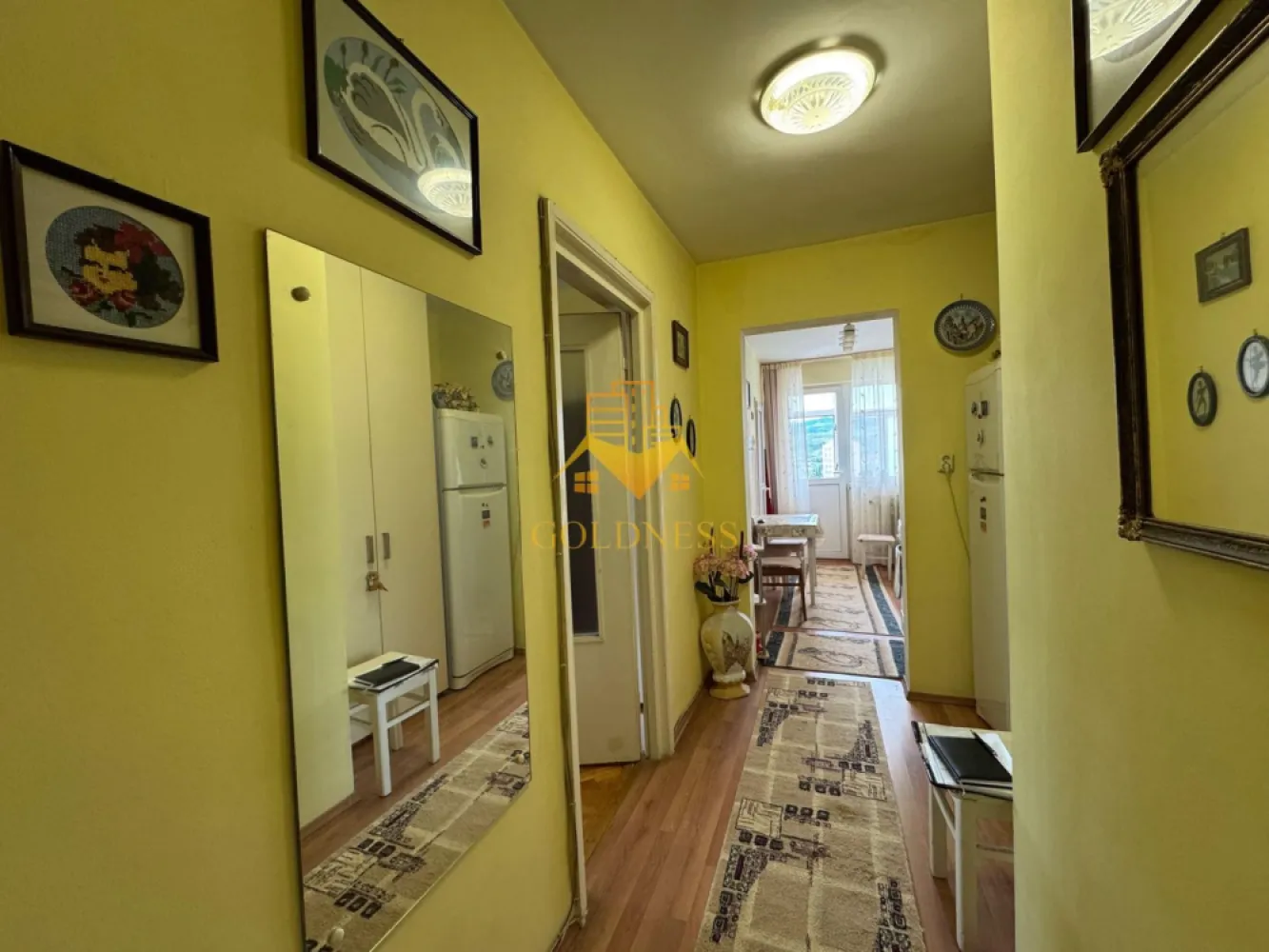 Apartament 2 camere deco Gheorgheni, Interservisan,2 balcoane,56 mp! - Va prezentam spre vanzare un apartament cu 2 camere, localizat in Cluj-Napoca, cartierul Gheorgheni, zona strazii Liviu Rebreanu.

Imobilul este amplasat intr-o zona linistita si foarte apreciata, cu acces facil catre principalele puncte de interes ale orasului. Cartierul Gheorgheni este recunoscut pentru spatiile verzi generoase, infrastructura dezvoltata si proximitatea fata de centre comerciale, institutii de invatamant si mijloace de transport in comun.

In imediata apropiere regasim:
-Complexul Mercur;
-Interservisan;
-statii de transport in comun;
-scoli, gradinite, farmacii si magazine de proximitate;

Apartamentul detine o suprafata utila de 48,13 mp, completata de doua balcoane inchise, ajungand la o suprafata totala utilizabila de aproximativ 56 mp. Proprietatea este situata la etajul 9 din 10, beneficiind de o priveliste deschisa si de multa lumina naturala.

Dispune de orientare sud-estica, beneficiind de lumina naturala pe tot parcursul zilei, iar compartimentarea este semidecomandata, fiind organizata astfel:

living;
dormitor;
bucatarie separata;
baie;
hol;
2 balcoane inchise.

Locatia ofera acces rapid catre Iulius Mall, FSEGA, centrul orasului si principalele zone de business din Cluj-Napoca, fiind ideala atat pentru locuit, cat si pentru investitie.

Confortul termic este asigurat de centrala de bloc, iar blocul este anvelopat termic, contribuind la reducerea costurilor de intretinere si la cresterea eficientei energetice.

Un avantaj important il reprezinta amplasarea la etaj superior, oferind o panorama placuta asupra zonei si un nivel ridicat de luminozitate pe tot parcursul zilei.

Apartamentul este liber de sarcini, iar ca modalitate de plata se accepta atat plata integrala, cat si achizitia prin credit ipotecar.

Pentru mai multe detalii si programarea unei vizionari, nu ezitati sa ne contactati.
