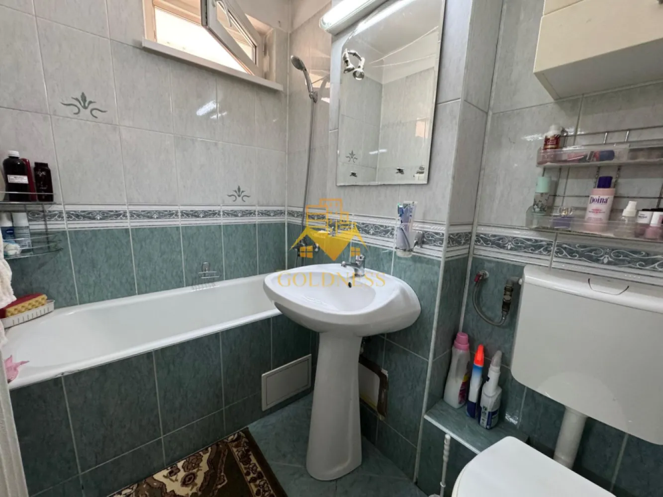 Apartament 2 camere deco Gheorgheni, Interservisan,2 balcoane,56 mp! - Va prezentam spre vanzare un apartament cu 2 camere, localizat in Cluj-Napoca, cartierul Gheorgheni, zona strazii Liviu Rebreanu.

Imobilul este amplasat intr-o zona linistita si foarte apreciata, cu acces facil catre principalele puncte de interes ale orasului. Cartierul Gheorgheni este recunoscut pentru spatiile verzi generoase, infrastructura dezvoltata si proximitatea fata de centre comerciale, institutii de invatamant si mijloace de transport in comun.

In imediata apropiere regasim:
-Complexul Mercur;
-Interservisan;
-statii de transport in comun;
-scoli, gradinite, farmacii si magazine de proximitate;

Apartamentul detine o suprafata utila de 48,13 mp, completata de doua balcoane inchise, ajungand la o suprafata totala utilizabila de aproximativ 56 mp. Proprietatea este situata la etajul 9 din 10, beneficiind de o priveliste deschisa si de multa lumina naturala.

Dispune de orientare sud-estica, beneficiind de lumina naturala pe tot parcursul zilei, iar compartimentarea este semidecomandata, fiind organizata astfel:

living;
dormitor;
bucatarie separata;
baie;
hol;
2 balcoane inchise.

Locatia ofera acces rapid catre Iulius Mall, FSEGA, centrul orasului si principalele zone de business din Cluj-Napoca, fiind ideala atat pentru locuit, cat si pentru investitie.

Confortul termic este asigurat de centrala de bloc, iar blocul este anvelopat termic, contribuind la reducerea costurilor de intretinere si la cresterea eficientei energetice.

Un avantaj important il reprezinta amplasarea la etaj superior, oferind o panorama placuta asupra zonei si un nivel ridicat de luminozitate pe tot parcursul zilei.

Apartamentul este liber de sarcini, iar ca modalitate de plata se accepta atat plata integrala, cat si achizitia prin credit ipotecar.

Pentru mai multe detalii si programarea unei vizionari, nu ezitati sa ne contactati.