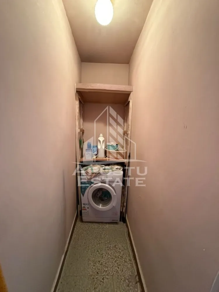Apartament de vanzare cu 3 camere, 2 bai, 2 balcoane, zona Soarelui - APOSTU ESTATE va propune spre vanzare un apartament semidecomandat cu 3 camere si 2 bai.
Este situat la etaj intermediar, etajul 8 din 10 al unui imobil anvelopat exterior, ce beneficiaza de lift, in zona Soarelui, localitatea Timisoara, Timis. 
La doar cateva minute fata de statia de autobuz, market sau parc.

Apartamentul dispune de o suprafata aproximativa de 66 mpu si este compartimentat astfel:
- hol de acces 
- dormitor 
- baie de serviciu 
- living spatios si luminos cu acces la balcon
- bucatarie prevazuta cu loc de luat masa și balcon 
- hol intermediar 
- dormitor 
- baie cu geam si cada

Confortul termic este asigurat prin termoficare, dar exista posibilitatea montarii centralei termice.
 Apartamentul se vinde nemobilat și necesita renovare.

Distante:
- Mijloc transport in comun la 5 minute de mers pe jos
- PROFI, Kaufland, Lidl farmacii si alte magazine la 5 minute de mers pe jos 
- Piata Unirii la 15 minute cu masina.

Agentia imobiliara Apostu Estate va ofera consultanta bancara gratuita prin intermediul colaboratorilor nostri pentru alegerea celui mai potrivit tip de credit, astfel incat tu sa devii noul proprietar al acestui apartament.

Va asteptam cu drag la vizionare!
Disponibil imediat!