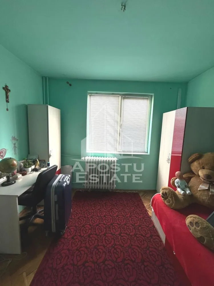 Apartament de vanzare cu 3 camere, 2 bai, 2 balcoane, zona Soarelui - APOSTU ESTATE va propune spre vanzare un apartament semidecomandat cu 3 camere si 2 bai.
Este situat la etaj intermediar, etajul 8 din 10 al unui imobil anvelopat exterior, ce beneficiaza de lift, in zona Soarelui, localitatea Timisoara, Timis. 
La doar cateva minute fata de statia de autobuz, market sau parc.

Apartamentul dispune de o suprafata aproximativa de 66 mpu si este compartimentat astfel:
- hol de acces 
- dormitor 
- baie de serviciu 
- living spatios si luminos cu acces la balcon
- bucatarie prevazuta cu loc de luat masa și balcon 
- hol intermediar 
- dormitor 
- baie cu geam si cada

Confortul termic este asigurat prin termoficare, dar exista posibilitatea montarii centralei termice.
 Apartamentul se vinde nemobilat și necesita renovare.

Distante:
- Mijloc transport in comun la 5 minute de mers pe jos
- PROFI, Kaufland, Lidl farmacii si alte magazine la 5 minute de mers pe jos 
- Piata Unirii la 15 minute cu masina.

Agentia imobiliara Apostu Estate va ofera consultanta bancara gratuita prin intermediul colaboratorilor nostri pentru alegerea celui mai potrivit tip de credit, astfel incat tu sa devii noul proprietar al acestui apartament.

Va asteptam cu drag la vizionare!
Disponibil imediat!