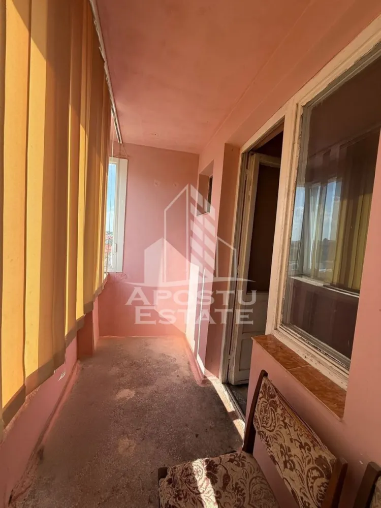 Apartament de vanzare cu 3 camere, 2 bai, 2 balcoane, zona Soarelui - APOSTU ESTATE va propune spre vanzare un apartament semidecomandat cu 3 camere si 2 bai.
Este situat la etaj intermediar, etajul 8 din 10 al unui imobil anvelopat exterior, ce beneficiaza de lift, in zona Soarelui, localitatea Timisoara, Timis. 
La doar cateva minute fata de statia de autobuz, market sau parc.

Apartamentul dispune de o suprafata aproximativa de 66 mpu si este compartimentat astfel:
- hol de acces 
- dormitor 
- baie de serviciu 
- living spatios si luminos cu acces la balcon
- bucatarie prevazuta cu loc de luat masa și balcon 
- hol intermediar 
- dormitor 
- baie cu geam si cada

Confortul termic este asigurat prin termoficare, dar exista posibilitatea montarii centralei termice.
 Apartamentul se vinde nemobilat și necesita renovare.

Distante:
- Mijloc transport in comun la 5 minute de mers pe jos
- PROFI, Kaufland, Lidl farmacii si alte magazine la 5 minute de mers pe jos 
- Piata Unirii la 15 minute cu masina.

Agentia imobiliara Apostu Estate va ofera consultanta bancara gratuita prin intermediul colaboratorilor nostri pentru alegerea celui mai potrivit tip de credit, astfel incat tu sa devii noul proprietar al acestui apartament.

Va asteptam cu drag la vizionare!
Disponibil imediat!