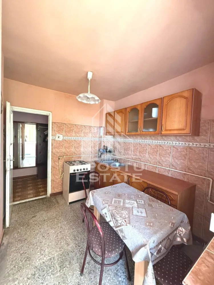 Apartament de vanzare cu 3 camere, 2 bai, 2 balcoane, zona Soarelui