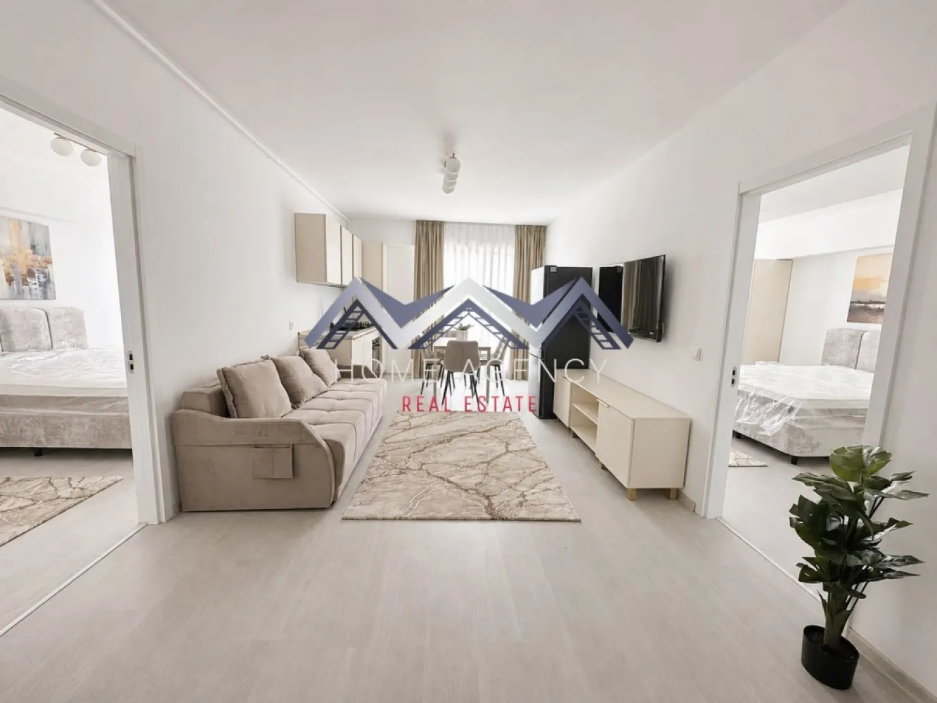 Apartament 3 camere Otopeni | preț final - Vă propunem, spre vânzare, un apartament modern cu 3 camere, complet mobilat și utilat, situat într-un imobil nou din Otopeni. O locuință pregătită pentru mutare imediată, ideală atât pentru o familie, cât și pentru cei care își doresc o investiție fără griji.

Preț final: 140.000 euro (negociabil) TVA și un loc de parcare inclus
Prețul afișat nu include TVA | comision 0%

Apartamentul impresionează prin compartimentarea eficientă și spațiile bine proporționate. Zona de zi este luminoasă și primitoare, cu living generos, loc de luat masa și acces direct către balcon, oferind un spațiu perfect pentru momentele petrecute în familie sau alături de prieteni.

Dormitorul matrimonial dispune de baie proprie cu cadă și acces către balcon, oferind confort și intimitate. Cel de-al doilea dormitor, cu o suprafață utilă de aproximativ 15 mp, poate fi amenajat ca dormitor pentru copii, cameră de oaspeți sau birou, în funcție de nevoile viitorilor proprietari. Apartamentul beneficiază și de o a doua baie, prevăzută cu duș tip walk-in.

Locuința se predă exact ca în fotografii, complet mobilată și utilată, cu mobilier modern și electrocasnice, fiind pregătită pentru mutare imediată. În plus, este dotată cu centrală termică proprie și finisaje moderne, atent alese pentru un plus de confort și funcționalitate.

Apartamentul este disponibil într-un imobil nou (D+P+3), construit cu atenție la detalii, racordat la toate utilitățile și amplasat într-o zonă liniștită, aflată în continuă dezvoltare. Zona beneficiază de străzi asfaltate, iluminat public și acces facil către București, iar stația de transport public Linia Albastră se află chiar în fața complexului.

Pentru cei care își doresc să își personalizeze locuința încă de la început, apartamentul este disponibil și în varianta nemobilată, la un preț diferit.

Dacă sunteți în căutarea unui apartament nou, spațios și gata de mutare, vă invităm la o vizionare.